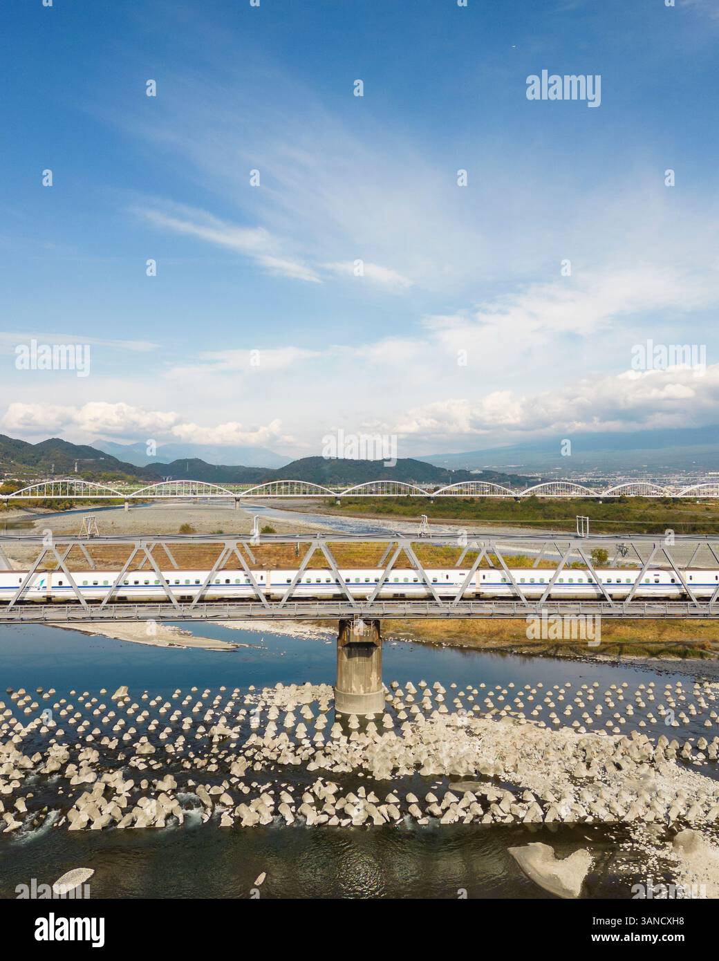 Aus der Vogelperspektive des Tokaido Shinkansen auf einer Brücke über den Fuji-Kawa-Fluss, Shizuoka, Japan. Stockfoto