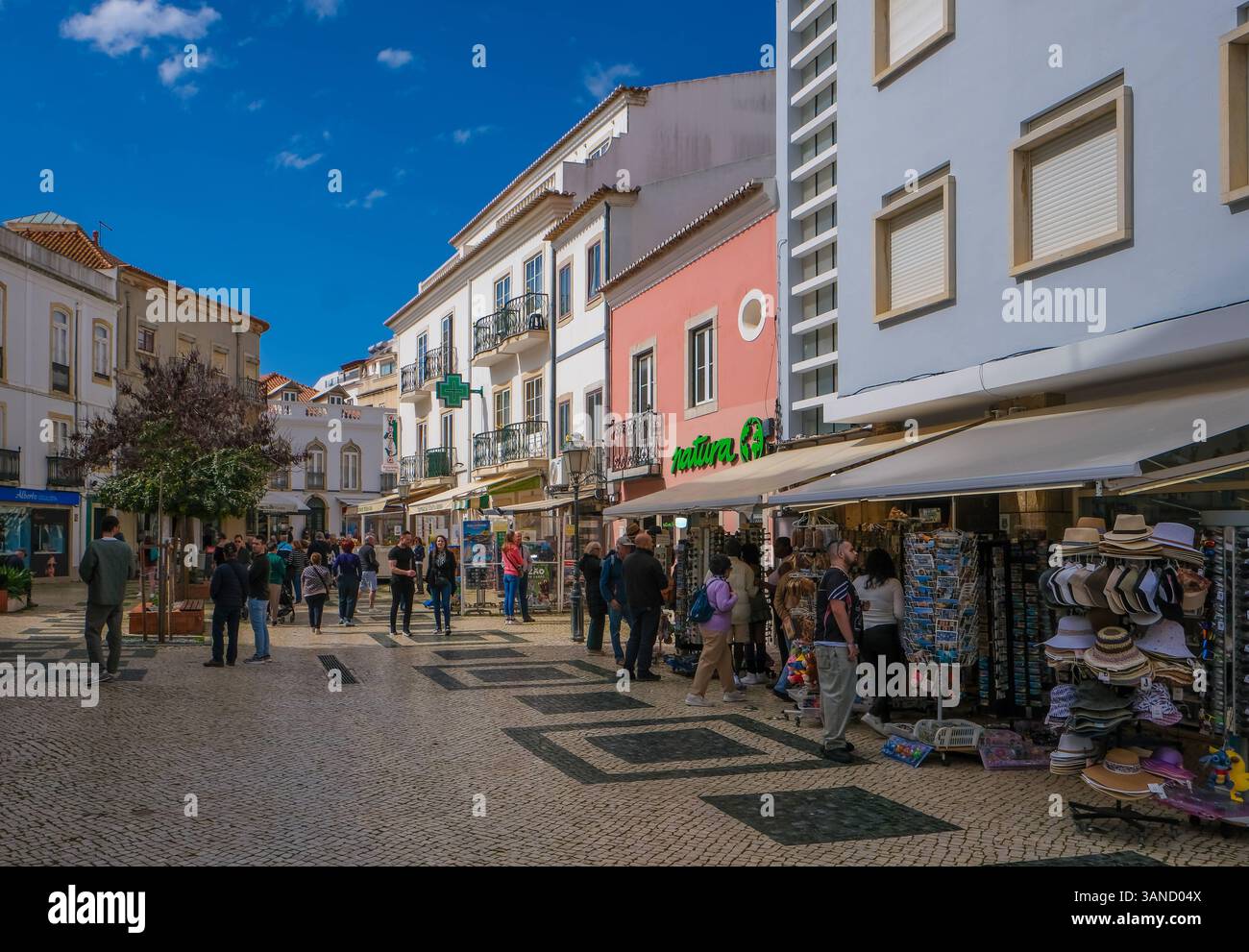 Lagos, Algarve, Portugal - Geschaefte in der Altstadt von Lagos, Fussgaengerzone. Lagos Algarve Portugal *** Lagos, Algarve, Portugal Geschäfte in der Altstadt von Lagos, Fußgängerzone Lagos Algarve Portugal Stockfoto