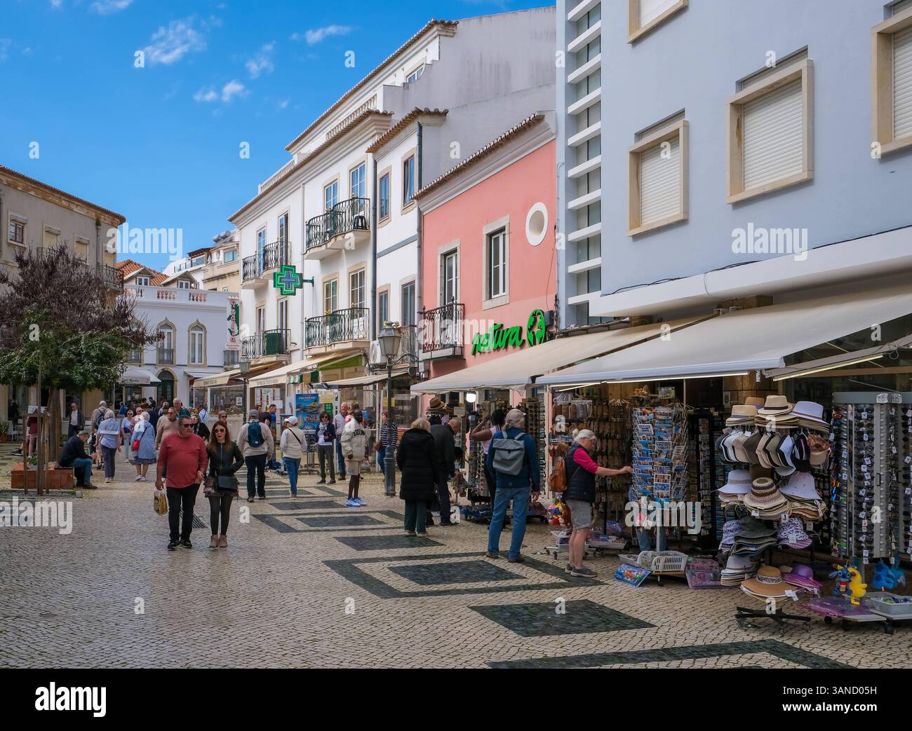 Lagos, Algarve, Portugal - Geschaefte in der Altstadt von Lagos, Fussgaengerzone. Lagos Algarve Portugal *** Lagos, Algarve, Portugal Geschäfte in der Altstadt von Lagos, Fußgängerzone Lagos Algarve Portugal Stockfoto