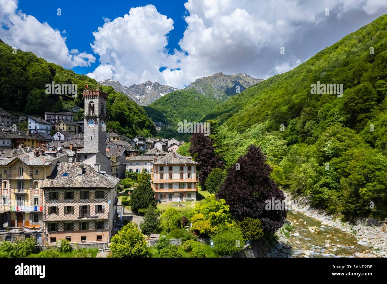 Aus der Vogelperspektive auf den Bürgerturm von Rosazza und das alte Dorf. Rosazza, Cervo Valley, Biella District, Piemont, Italien. Stockfoto