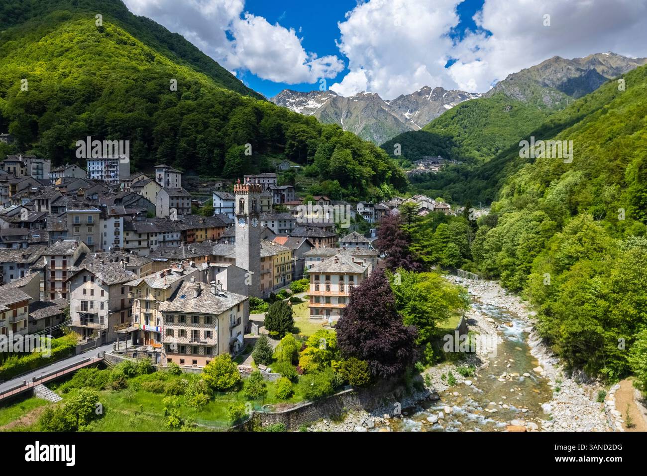 Aus der Vogelperspektive auf den Bürgerturm von Rosazza und das alte Dorf. Rosazza, Cervo Valley, Biella District, Piemont, Italien. Stockfoto