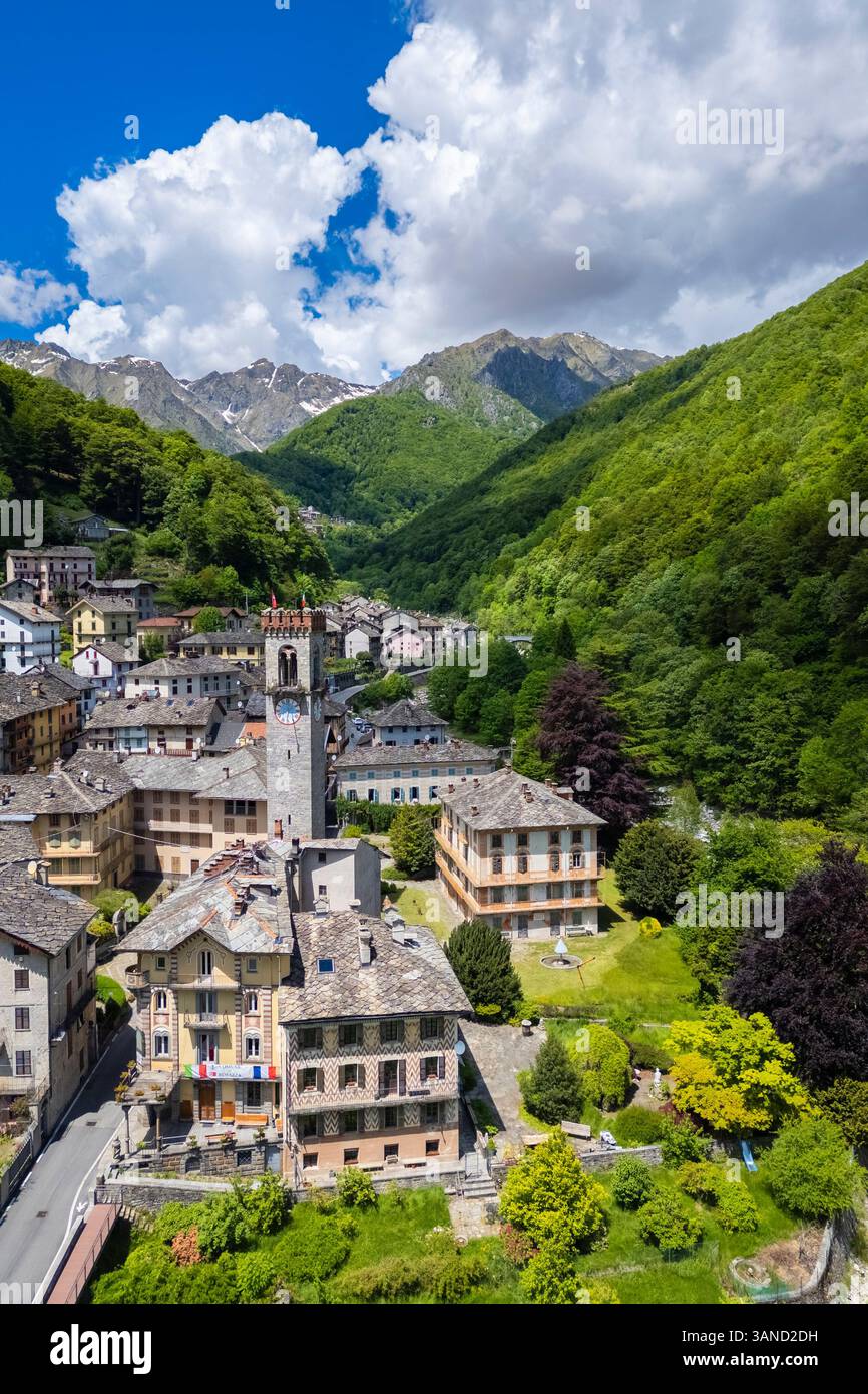 Aus der Vogelperspektive auf den Bürgerturm von Rosazza und das alte Dorf. Rosazza, Cervo Valley, Biella District, Piemont, Italien. Stockfoto