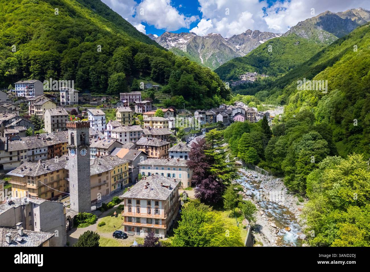 Aus der Vogelperspektive auf den Bürgerturm von Rosazza und das alte Dorf. Rosazza, Cervo Valley, Biella District, Piemont, Italien. Stockfoto