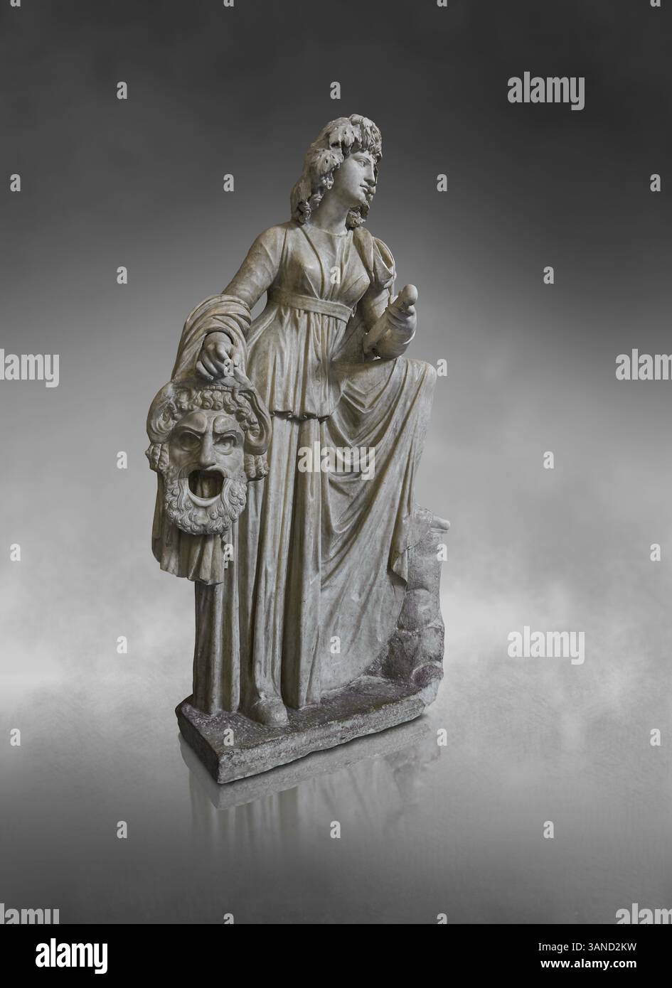 Römische Statue von Melpomene antike griechische Muse, dargestellt mit einem Schwert und einer Maske des Herakles (Herkules). Römische Kopie eines früheren Hellenisti im 2. Jahrhundert Stockfoto