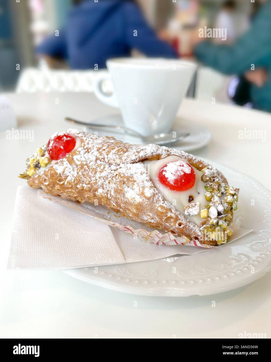 Cannoli auf Teller mit Cappuccino. Essen und Trinken. Traditionelles italienisches Dessert. Stockfoto
