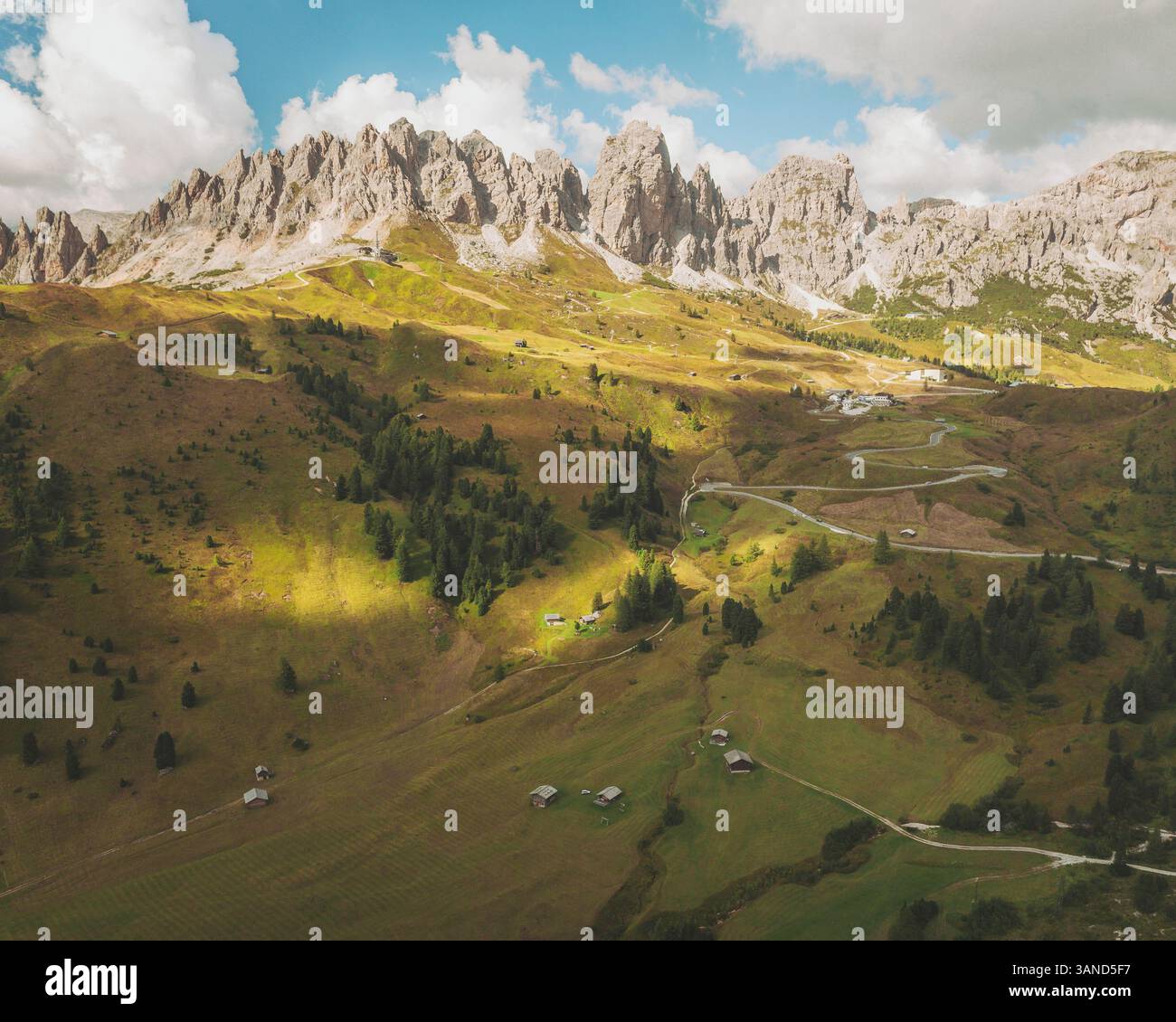 Aus der Vogelperspektive auf den Alta Badia-Pass, Dolomiten, Italien. Stockfoto
