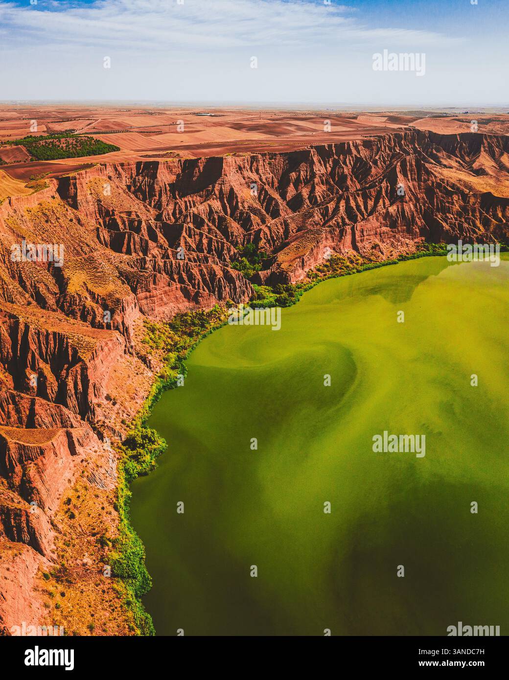 Luftaufnahme der roten Klippen in der Nähe von Embalse de Castrejón, Toledo in Spanien Stockfoto