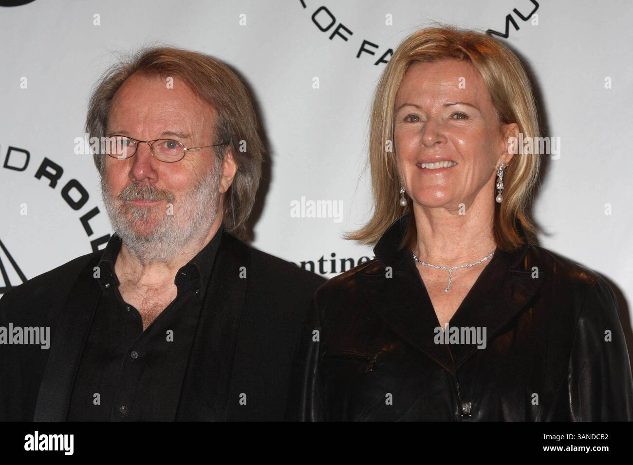 15. März 2010 - New York, New York, Vereinigte Staaten - BENNY ANDERSSON und ANNI-FRID ''FRIDA'' LYNGSTAD, PRINSESSAN REUSS von ABBA bei der 25. Jährlichen Einführungszeremonie der Rock and Roll Hall of Fame Foundation im Waldorf-Astoria in New York City am 15. März 2010. 2010..K64883HMc(Bild: © Henry McGee/Globe Photos/ZUMApress.com) Stockfoto