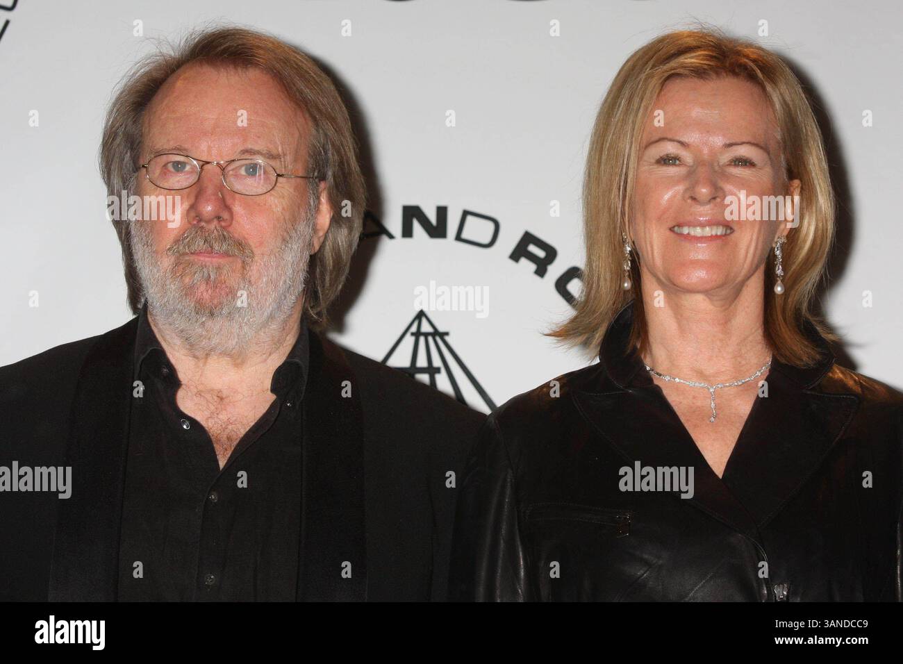 15. März 2010 - New York, New York, Vereinigte Staaten - BENNY ANDERSSON und ANNI-FRID ''FRIDA'' LYNGSTAD, PRINSESSAN REUSS von ABBA bei der 25. Jährlichen Einführungszeremonie der Rock and Roll Hall of Fame Foundation im Waldorf-Astoria in New York City am 15. März 2010. 2010..K64883HMc(Bild: © Henry McGee/Globe Photos/ZUMApress.com) Stockfoto