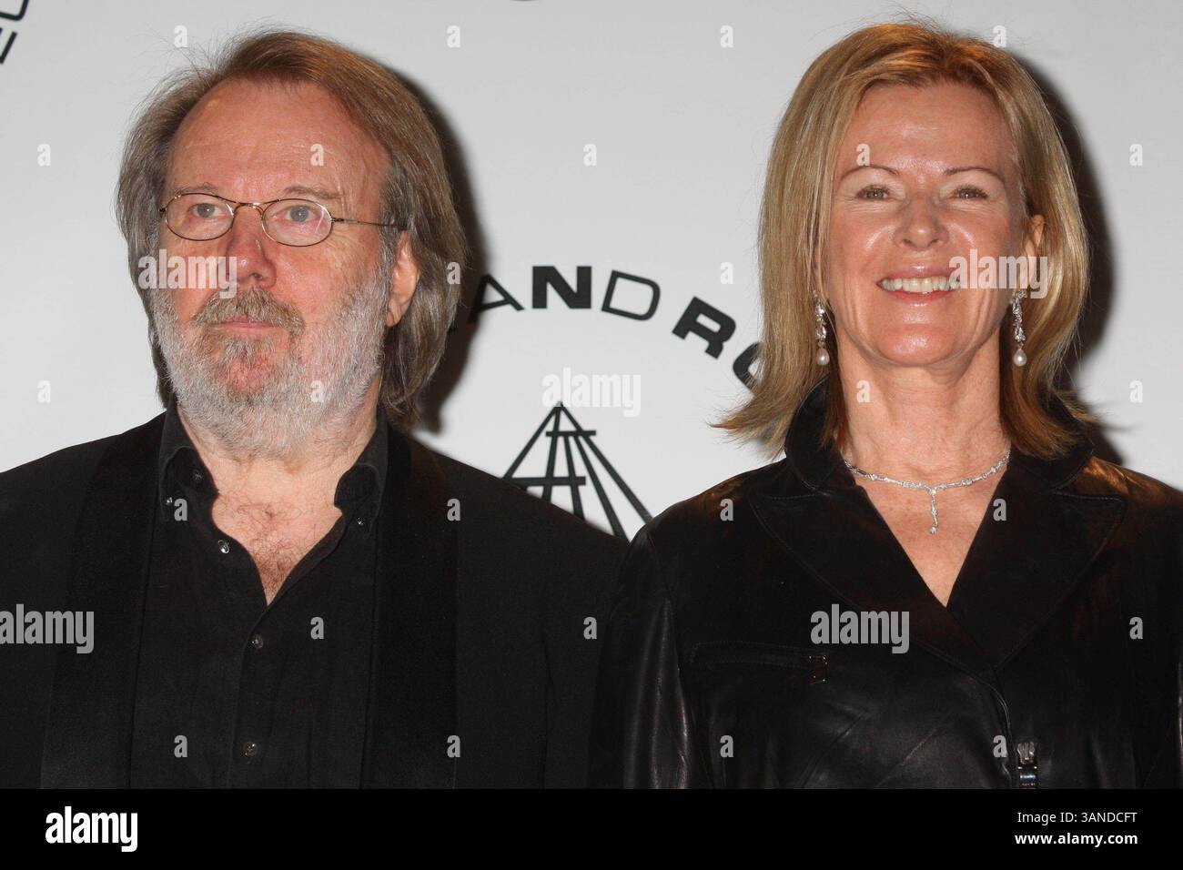 15. März 2010 - New York, New York, Vereinigte Staaten - BENNY ANDERSSON und ANNI-FRID ''FRIDA'' LYNGSTAD, PRINSESSAN REUSS von ABBA bei der 25. Jährlichen Einführungszeremonie der Rock and Roll Hall of Fame Foundation im Waldorf-Astoria in New York City am 15. März 2010. 2010..K64883HMc(Bild: © Henry McGee/Globe Photos/ZUMApress.com) Stockfoto