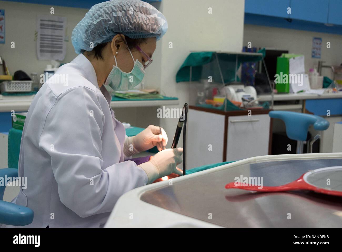 Bangkok, Thailand - 17. September 2016 : unbekannter Zahnarzt, der in einer Klinik für die Heilung von Zahnpatienten arbeitet. Stockfoto