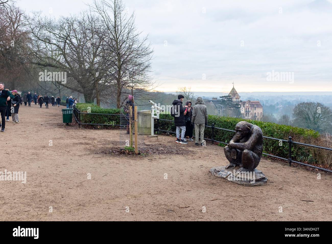 Sehen Sie Schimpansenstatuen, die die Bedeutung des Naturschutzes hervorheben, in Richmond upon Thames, London, Großbritannien Stockfoto