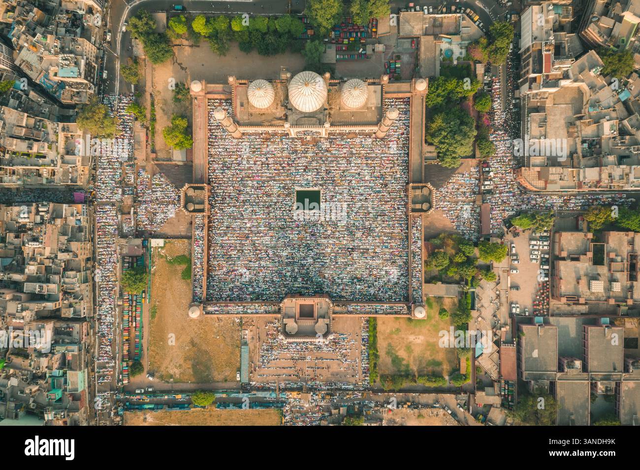 DELHI, INDIEN - 5. JUNI 2019: Luftaufnahme der Gläubigen beim Gebet während Eid al-Fitr in der Jama-Masjid-Moschee. EID al-Fitr ist ein religiöser Feiertag Stockfoto