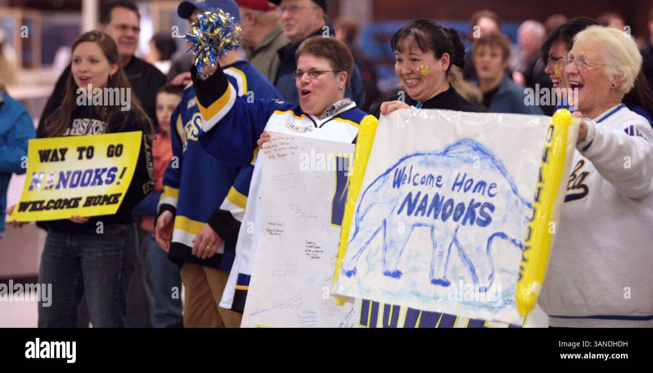 Januar 2010 - Fairbanks, AK, Vereinigte Staaten - Sam Harrel/News-Miner. Peggy Birkenbuel, auch bekannt als Gramma Nanook, Right, und mehrere Fans begrüßen das Alaska Hockeyteam, als sie am Montag, den 29. März 2010, am Fairbanks International Airport ankommen. Die Nanooks kehrten von ihren ersten Erfahrungen im NCAA Division I Hockeyturnier zurück. Sie verloren gegen das Boston College in der ersten Runde Satuday. (Kreditbild: © Fairbanks Daily News-Miner/ZUMApress.com) Stockfoto