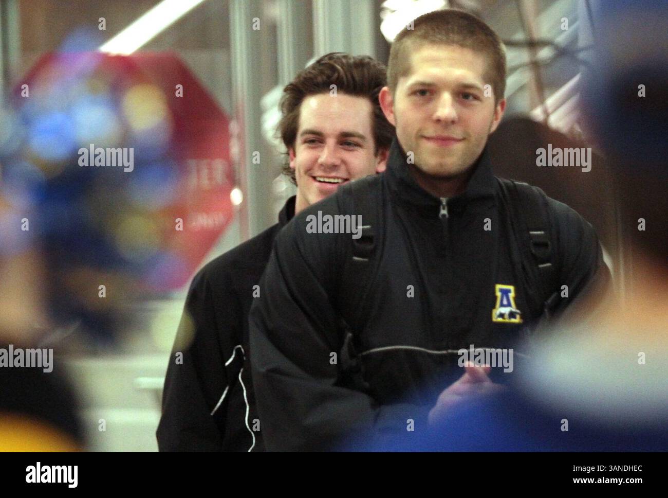 Januar 2010 - Fairbanks, AK, Vereinigte Staaten - Sam Harrel/News-Miner. Alaska Nanooks Dustin Sather, links, und Ryan Hohl lächeln, als sie von Fans begrüßt werden, nachdem sie am Montag, den 29. März 2010, am Fairbanks International Airport angekommen sind. Die Nanooks kehrten von ihren ersten Erfahrungen im NCAA Division I Hockeyturnier zurück. Sie verloren gegen das Boston College in der ersten Runde Satuday. (Kreditbild: © Fairbanks Daily News-Miner/ZUMApress.com) Stockfoto