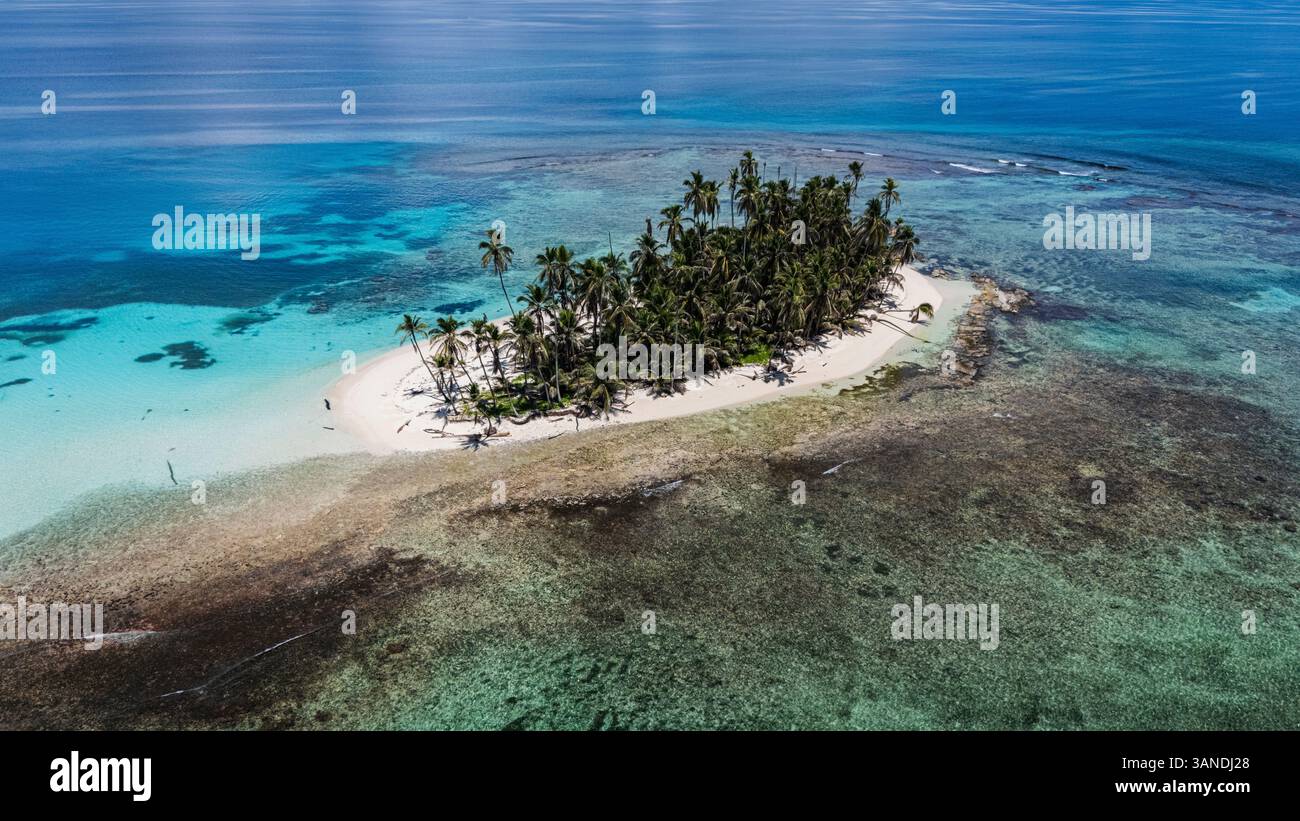 Blick aus der Vogelperspektive auf die wunderschöne Insel San Blas mit türkisfarbenem Wasser, Palmen und Sandstrand, Kuna Yala, Panama. Stockfoto