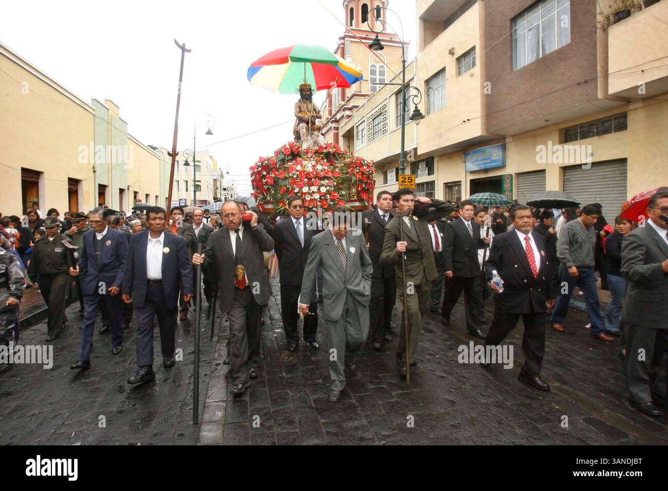 MÄRZ 31, 2010 - (31/03/2010) RIOBAMBA CHIMBORAZO, 30/03/2010, ZIFF.: ECUADOR..PROCESION DEL SEÃ’OR DEL GRAN SUCESO, UNA ESCULTURA DE JESUCRISTO QUE DATA DE HACE 350 AÃ’OS. FUE TALLADA EN QUITO PERO ELMITO ES QUE SE TALLO SOLA, SIN EMBARGO ESTA ESCULTURA NO QUEDARSE EN LA CAPITAL ASÃ QUE LA LLEVARON A RIOBAMBA. ..FOTO: EDISON SERRANO (Bild: © El Comercio/GDA/ZUMApress.com) Stockfoto