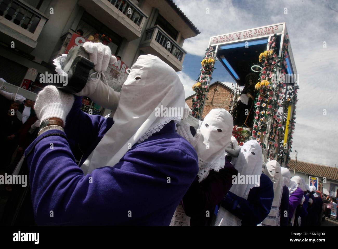 MÄRZ 31, 2010 - (31/03/2010) RIOBAMBA CHIMBORAZO, 30/03/2010, ZIFF.: ECUADOR..PROCESION DEL SEÃ’OR DEL GRAN SUCESO, UNA ESCULTURA DE JESUCRISTO QUE DATA DE HACE 350 AÃ’OS. FUE TALLADA EN QUITO PERO ELMITO ES QUE SE TALLO SOLA, SIN EMBARGO ESTA ESCULTURA NO QUEDARSE EN LA CAPITAL ASÃ QUE LA LLEVARON A RIOBAMBA. los penitentes..FOTO: EDISON SERRANO (Foto: © El Comercio/GDA/ZUMApress.com) Stockfoto