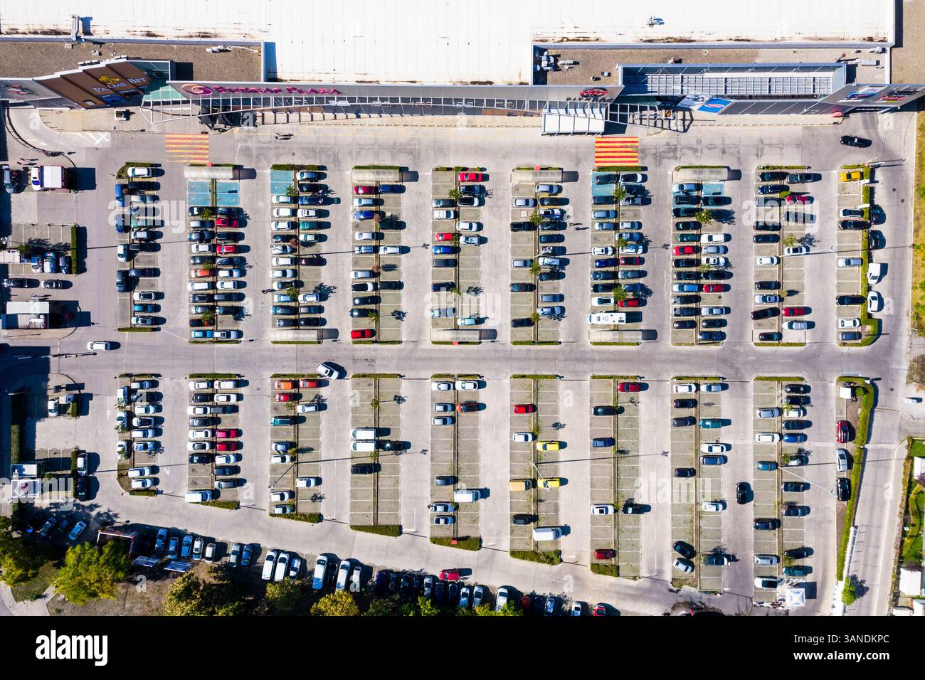 Blick aus der Vogelperspektive auf organisierte Parkplätze und geschäftige Fahrzeuge in der Burgas Plaza Mall, Burgas, Bulgarien. Stockfoto