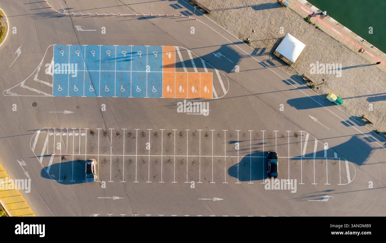 Vogelansicht des farbenfrohen Parkplatzes mit organisierten Linien und Fahrzeugen, Varna, Bulgarien. Stockfoto