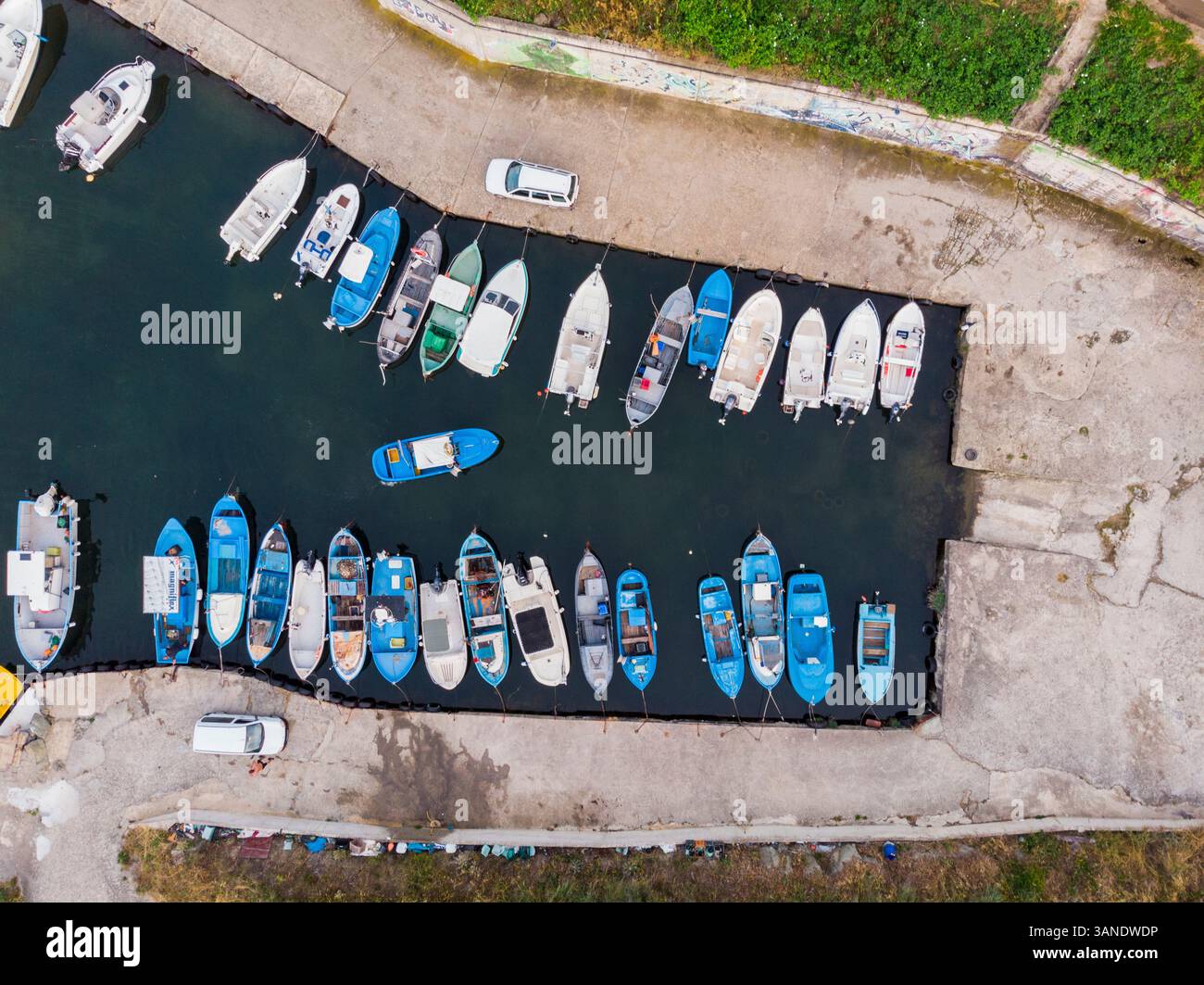 Luftdrohne von oben nach unten Blick auf Port Lozenets mit Fischerbooten, Burgas, Bulgarien. Stockfoto