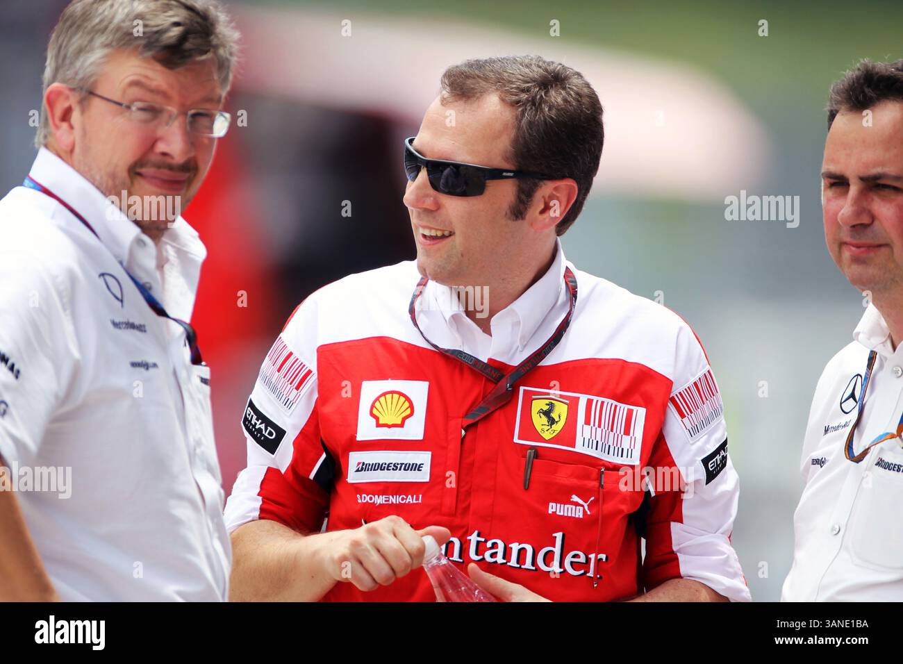 April 2010 - Sepang, Malaysia - (L bis R): ROSS BRAWN (GBR) Mercedes GP Teamleiter mit STEFANO DOMENICALI (ITA) Ferrari Generaldirektor und RON MEADOWS (GBR) Mercedes GP Team Manager. Formel-1-Weltmeisterschaft, Rd 3, Großer Preis Von Malaysia, . (Vermerk: © Sutton Motorsports/ZUMApress.com) Stockfoto