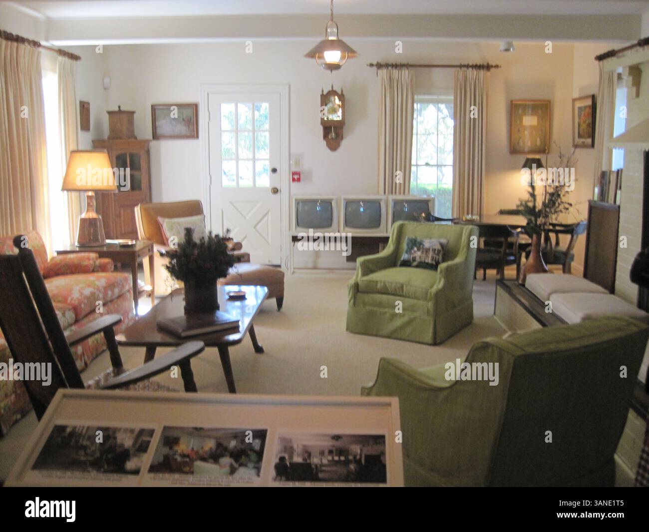 Januar 1980 - San Antonio, Florida, USA - 320311 REPO LBJ LO.Susan Taylor Martin | Times.Description.Ein Besuch des Lyndon B. Johnson National Historical Park, der LBJ Ranch, nördlich von San Antonio, Texas. . Ein Foto wird hochgeladen. LBJ fmroom: Eines von vier Räumen, die jetzt für die Öffentlichkeit auf Führungen durch Ranger zugänglich sind. Das Familienzimmer der LBJ Ranch verfügt über drei Fernseher - immer auf NBC, CBS und ABC eingestellt, ungefähr die einzigen Sender, die man in den 60er Jahren sehen konnte, als Johnson Präsident wurde. März 2010. (Kreditbild: © St. Petersburg Times/ZUMApress.com) Stockfoto