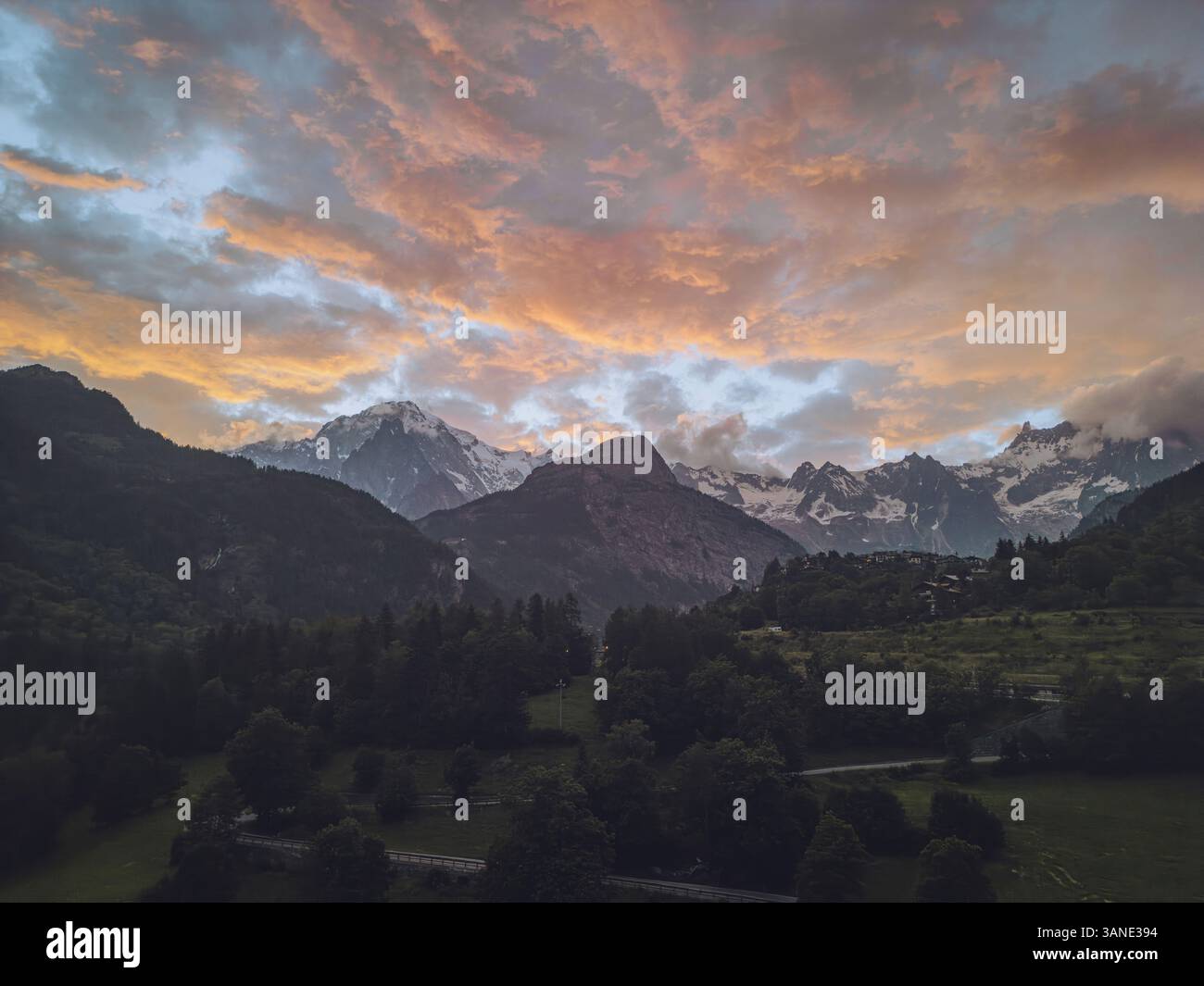 Luftaufnahme des mont Blanc bei Sonnenuntergang mit dramatischem Himmel und Wolken, Palleusieux, Italien. Stockfoto