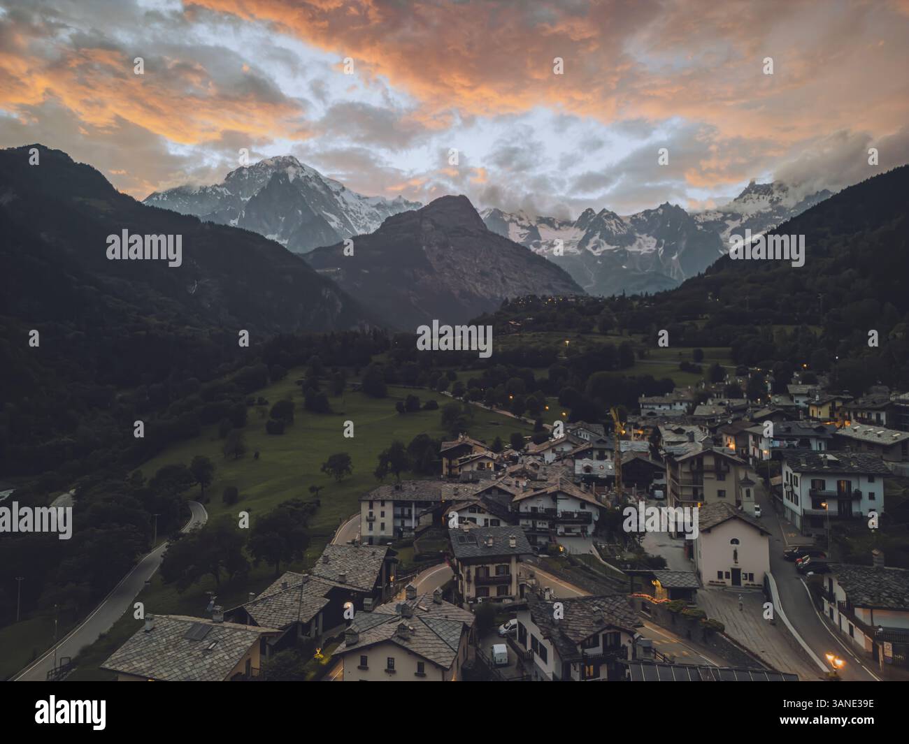 Blick aus der Vogelperspektive auf den Mont Blanc bei Sonnenuntergang mit einem malerischen Dorf im Tal, Pre-Saint-Didier, Italien. Stockfoto