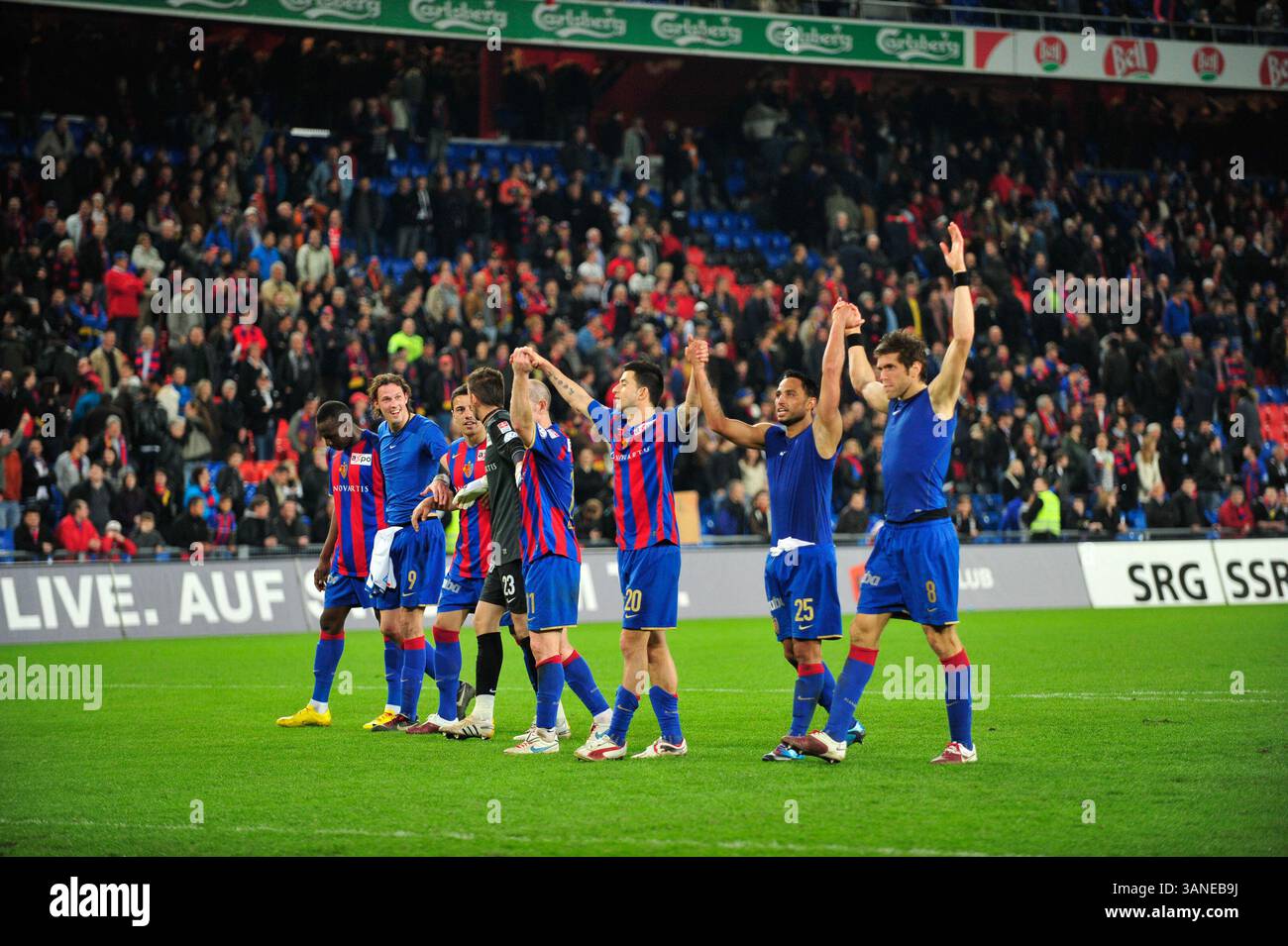 24. März 2010: Der FC Basel begrüßt die Fans nach dem Spiel der Axpo League im St. Jacob Park in Basel. Das Spiel endete mit 4:1. (Bild: © John Middlebrook/Cal Sport Media/ZUMApress.com) Stockfoto
