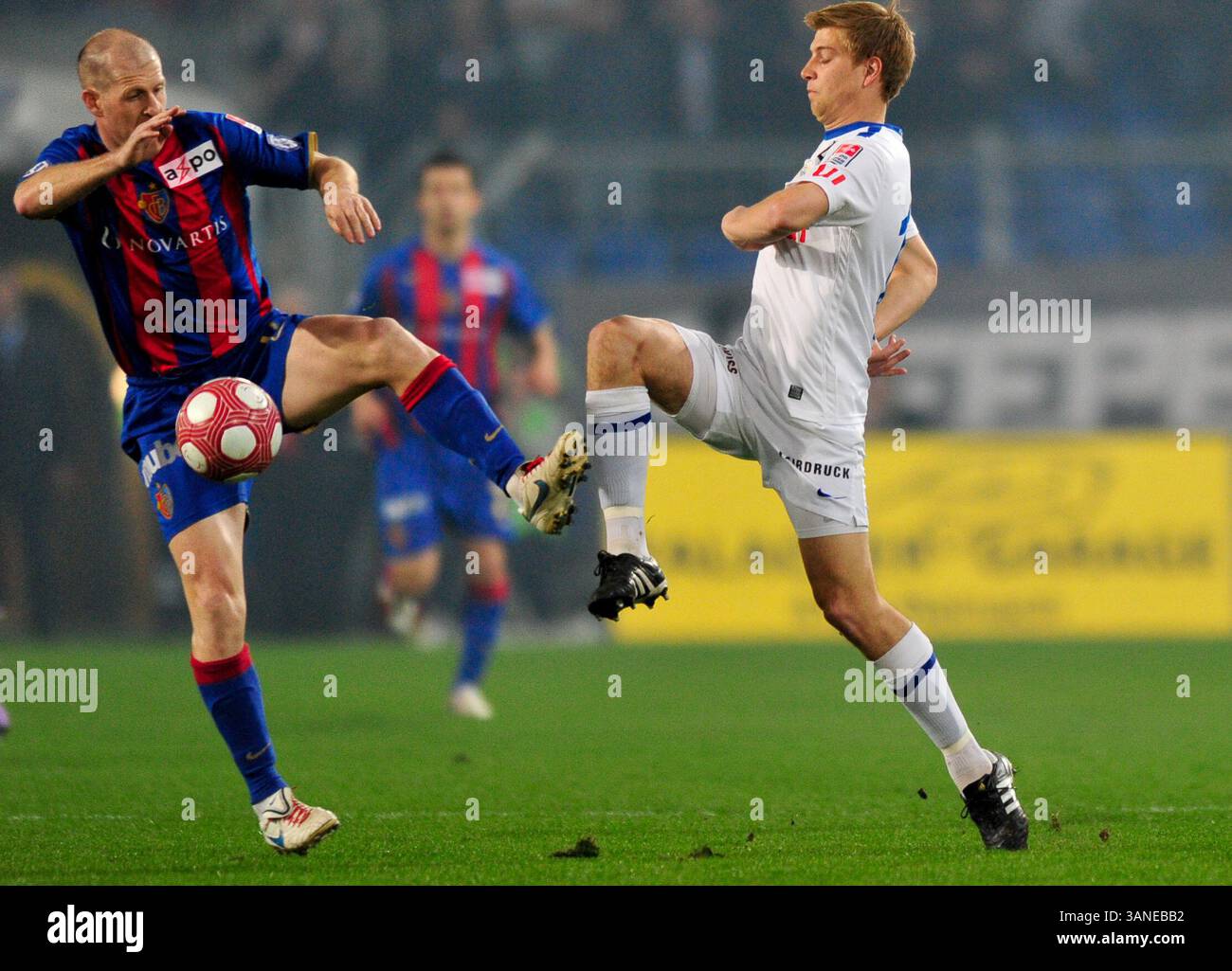 24. März 2010: Scott Chipperfield des FC Basel kämpft im St. Jacob Park in Basel um den Ball. Das Spiel endete mit 4:1. (Bild: © John Middlebrook/Cal Sport Media/ZUMApress.com) Stockfoto