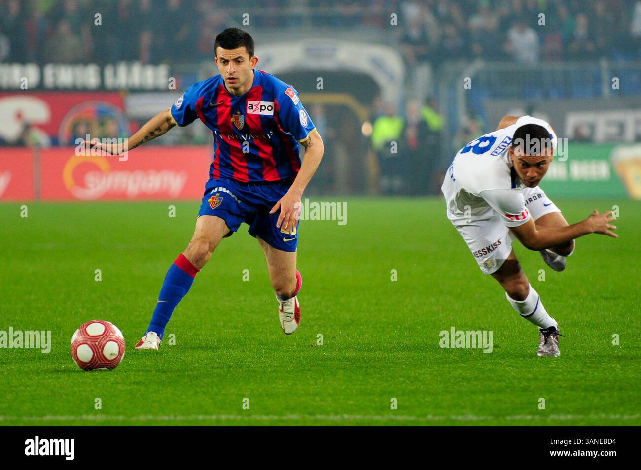 24. März 2010: Behrang Safari des FC Basel versuchte, Johann Vonlanthen beim Spiel der Axpo League im St. Jacob Park in Basel zu besiegen. Das Spiel endete mit 4:1. (Bild: © John Middlebrook/Cal Sport Media/ZUMApress.com) Stockfoto