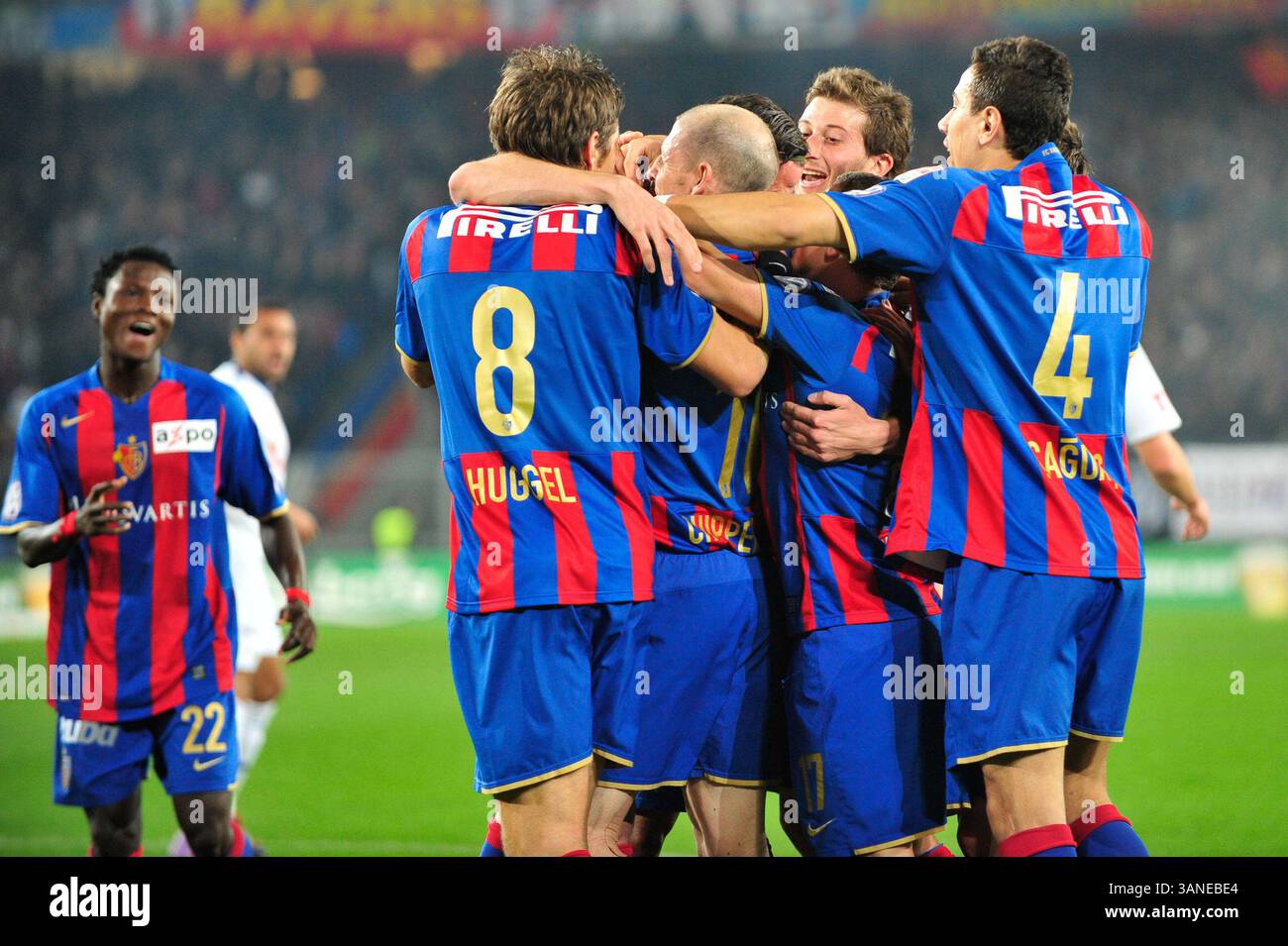 24. März 2010: Das Team FC Basel feiert nach einem Tor beim Spiel der Axpo League im St. Jacob Park in Basel. Das Spiel endete mit 4:1. (Bild: © John Middlebrook/Cal Sport Media/ZUMApress.com) Stockfoto
