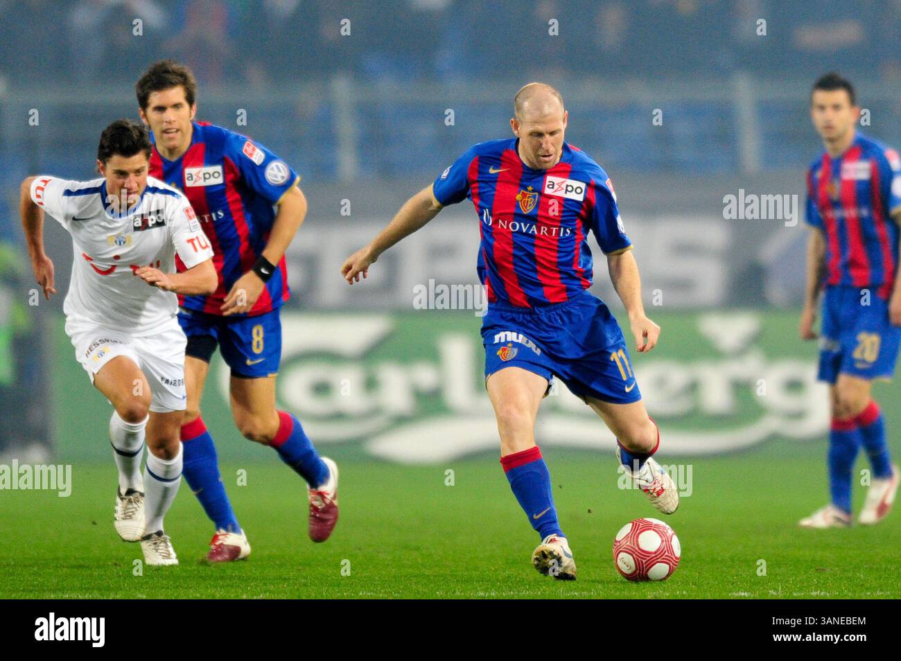 24. März 2010: Scott Chipperfield des FC Basel kämpft im St. Jacob Park in Basel um den Ball. Das Spiel endete mit 4:1. (Bild: © John Middlebrook/Cal Sport Media/ZUMApress.com) Stockfoto