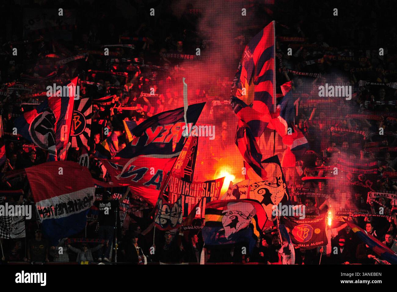 24. März 2010: Fans des FC Basel erhellen das Stadion beim Spiel der Axpo League im St. Jacob Park in Basel. Das Spiel endete mit 4:1. (Bild: © John Middlebrook/Cal Sport Media/ZUMApress.com) Stockfoto