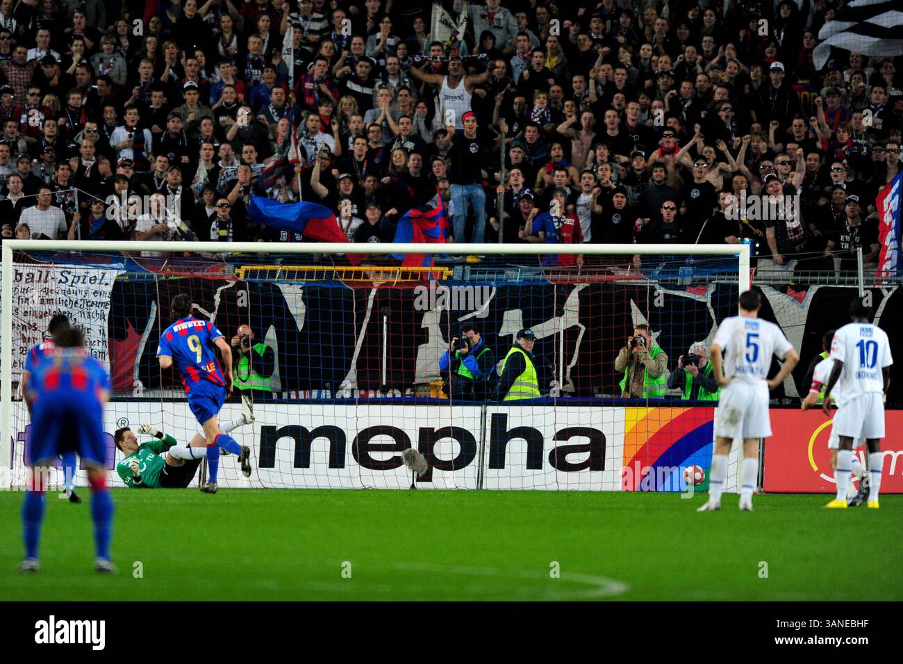 24. März 2010: Der Torhüter Johnny Leoni des FC Zürich verteidigt den Elfmeterschuss des FC Basel Marco Streller während des Spiels der Axpo League im St. Jacob Park in Basel. Das Spiel endete mit 4:1. (Bild: © John Middlebrook/Cal Sport Media/ZUMApress.com) Stockfoto