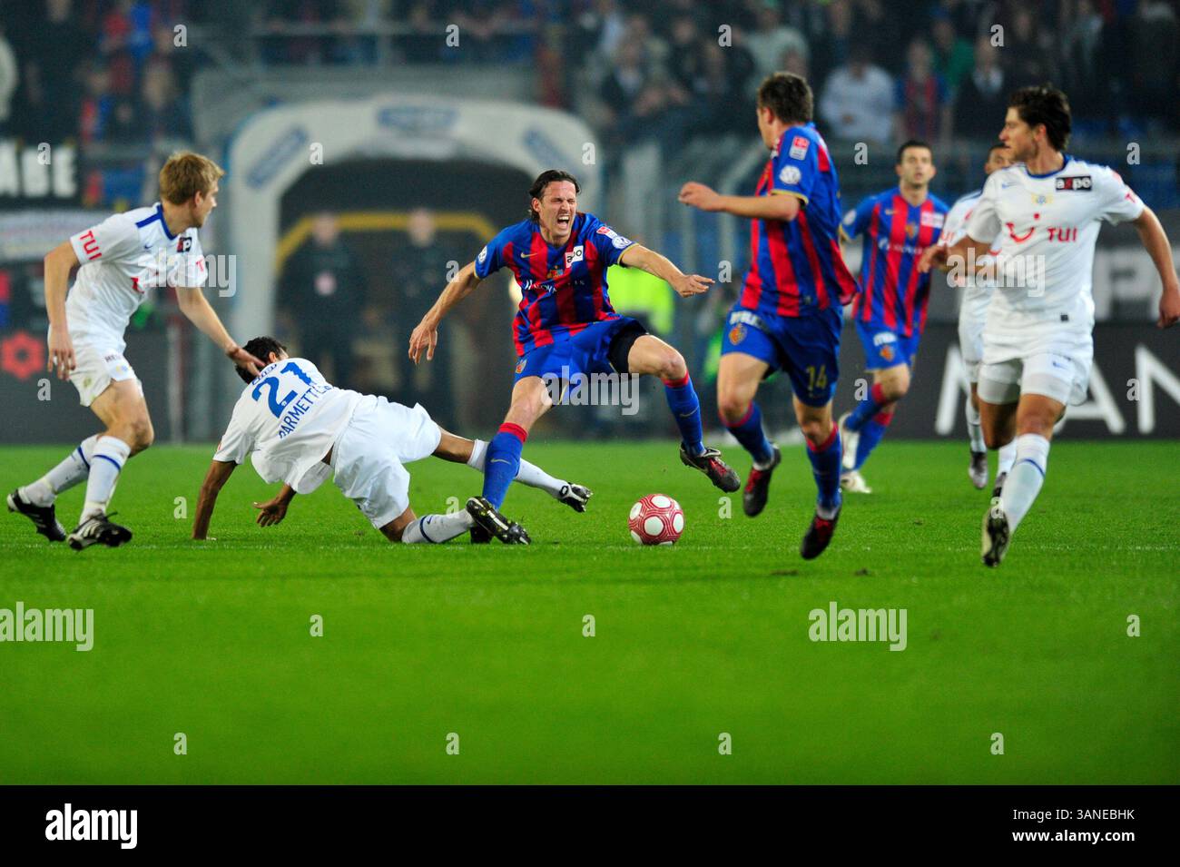 24. März 2010: Marco Streller, der beim Spiel der Axpo League im St. Jacob Park in Basel, Schweiz, den Knöchel verdreht hat. Das Spiel endete mit 4:1. (Bild: © John Middlebrook/Cal Sport Media/ZUMApress.com) Stockfoto