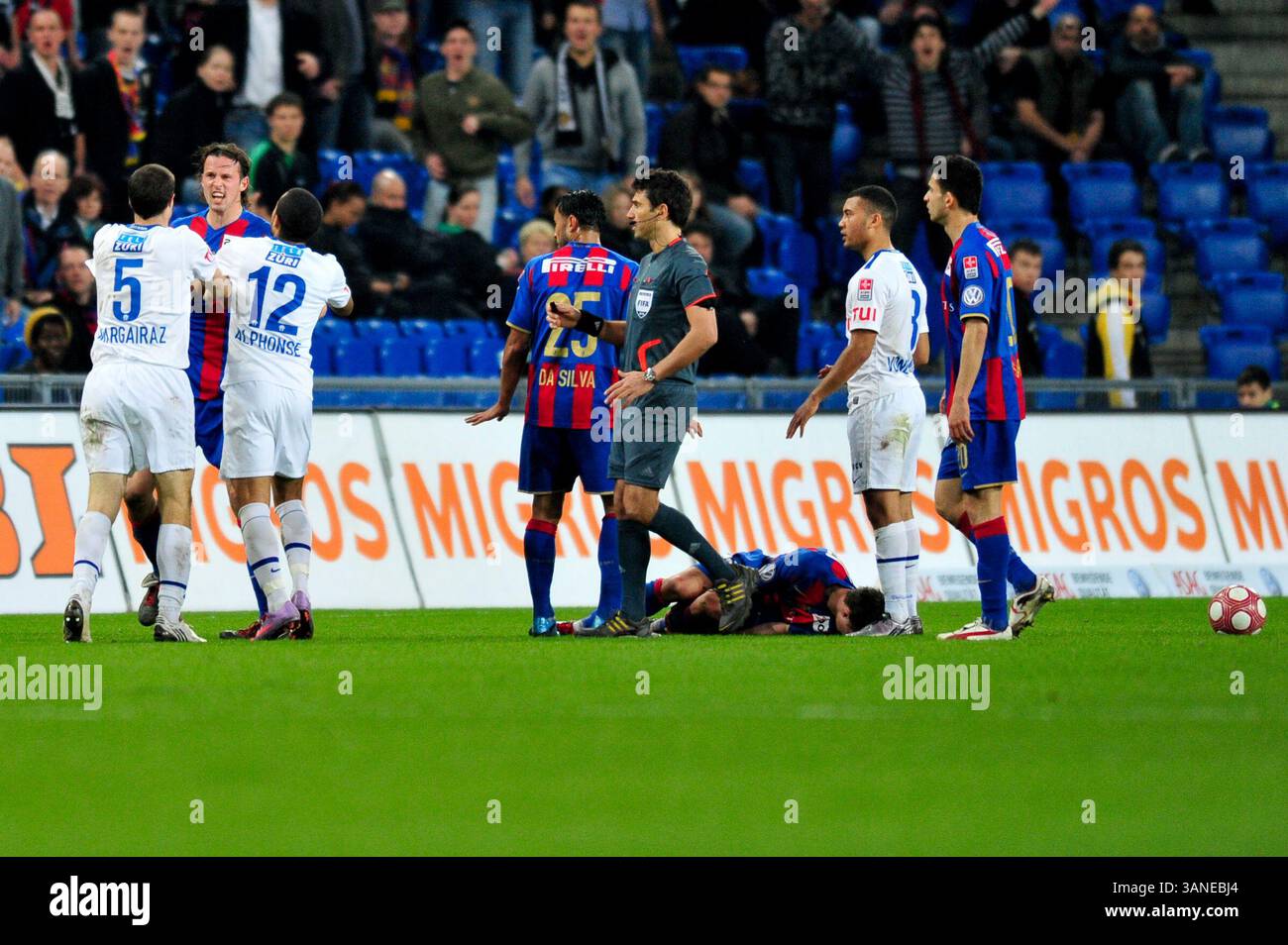 24. März 2010: Marco Streller, der FC Basel, wird im St. Jacob Park in Basel, Schweiz, in einen hitzigen Kampf geraten. Das Spiel endete mit 4:1. (Bild: © John Middlebrook/Cal Sport Media/ZUMApress.com) Stockfoto