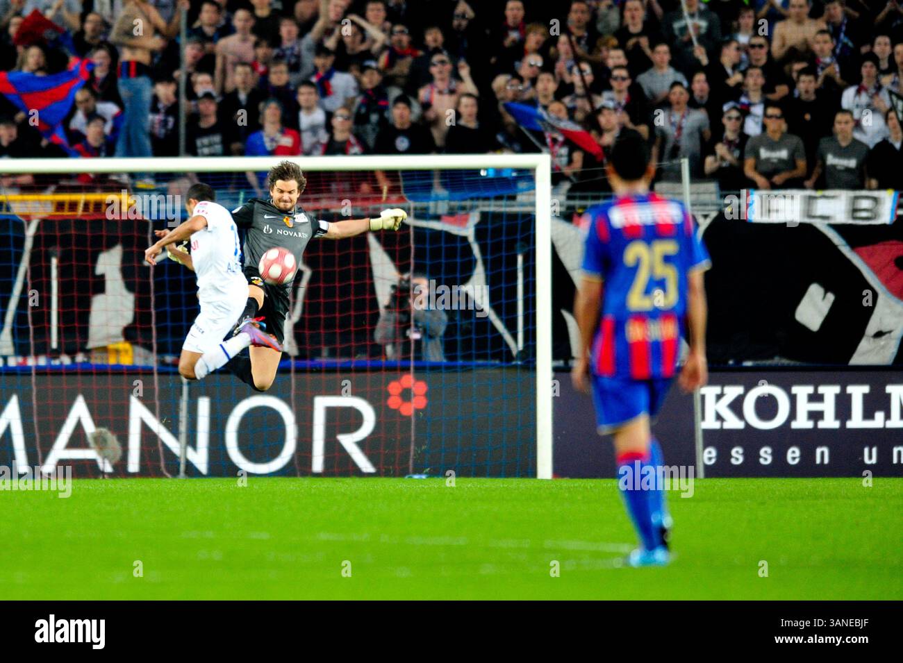 24. März 2010: Der Basler Torhüter Franco Costanzo verteidigt das Tor beim Spiel der Axpo League im St. Jacob Park in Basel. Das Spiel endete mit 4:1. (Bild: © John Middlebrook/Cal Sport Media/ZUMApress.com) Stockfoto