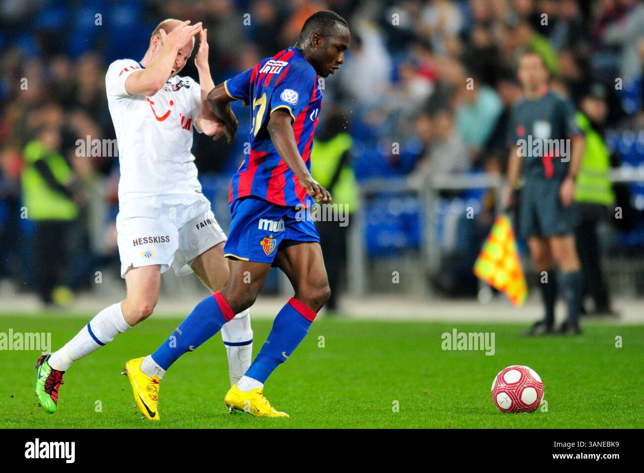 24. März 2010: Der FC Basel Jaqcues Zoua Daogari trifft Ludovic Magnin beim Spiel der Axpo League im St. Jacob Park in Basel. Das Spiel endete mit 4:1. (Bild: © John Middlebrook/Cal Sport Media/ZUMApress.com) Stockfoto