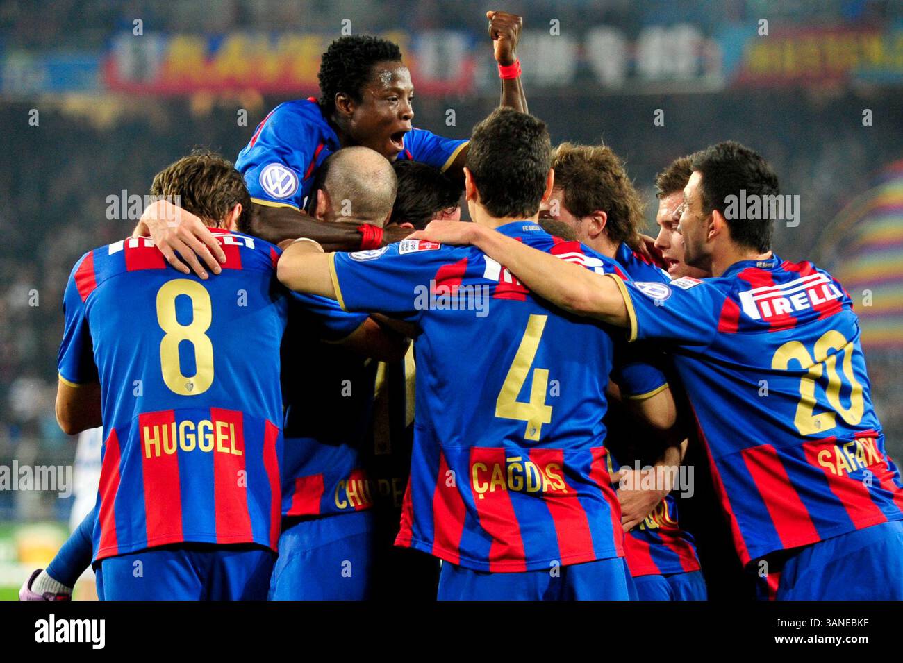 24. März 2010: Das Team FC Basel feiert nach einem Tor beim Spiel der Axpo League im St. Jacob Park in Basel. Das Spiel endete mit 4:1. (Bild: © John Middlebrook/Cal Sport Media/ZUMApress.com) Stockfoto