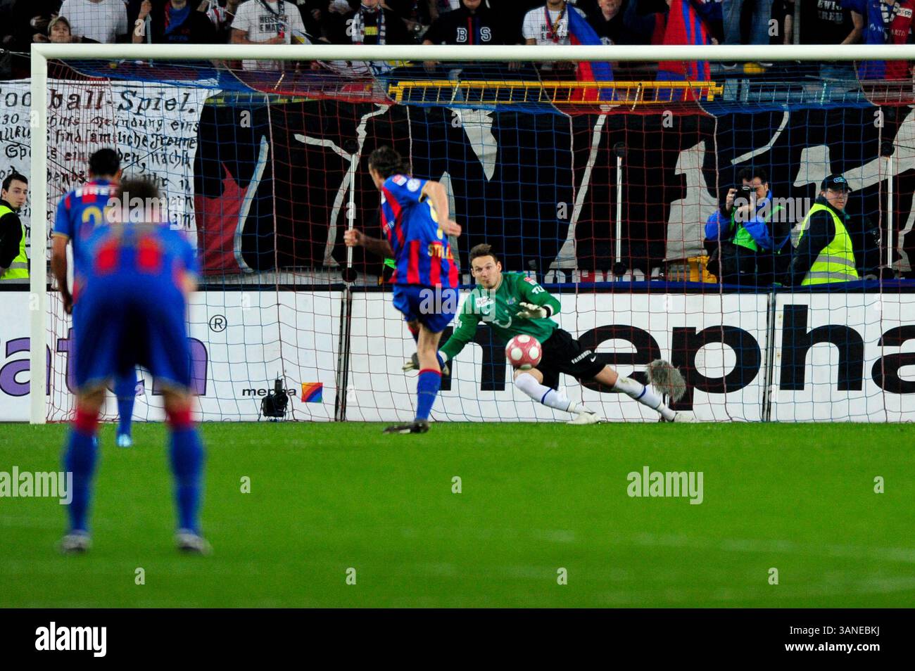 24. März 2010: Der Torhüter Johnny Leoni des FC Zürich verteidigt den Elfmeterschuss des FC Basel Marco Streller während des Spiels der Axpo League im St. Jacob Park in Basel. Das Spiel endete mit 4:1. (Bild: © John Middlebrook/Cal Sport Media/ZUMApress.com) Stockfoto