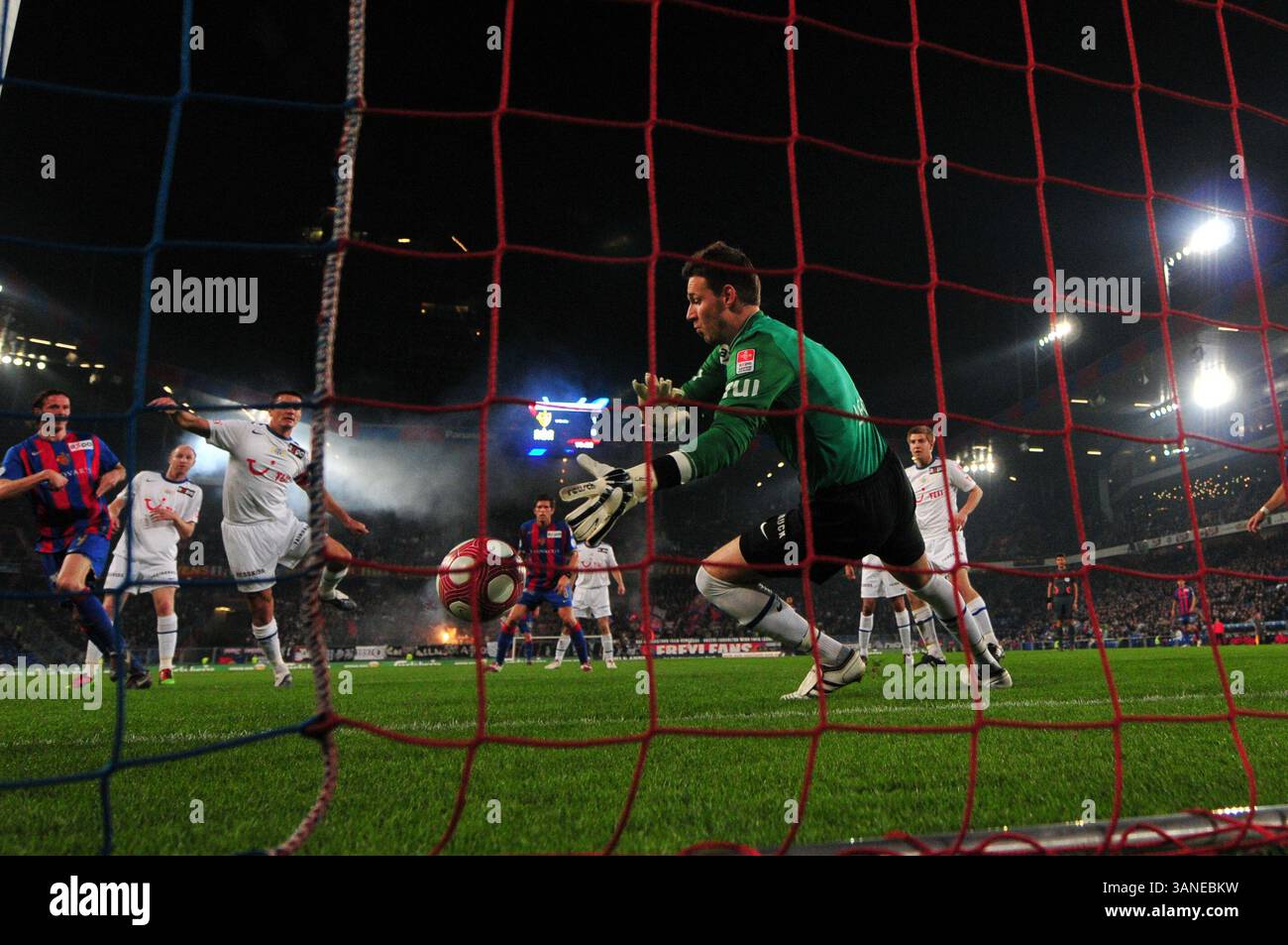 24. März 2010: Der Torhüter Johnny Leoni des FC Zürich versucht, einen Schuss gegen Scott Chipperfield des FC Basel während des Spiels der Axpo League im St. Jacob Park in Basel zu verteidigen. Das Spiel endete mit 4:1. (Bild: © John Middlebrook/Cal Sport Media/ZUMApress.com) Stockfoto