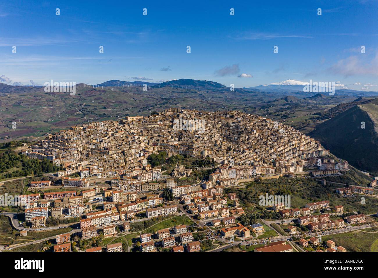 Aus der Vogelperspektive von Gangi auf Sizilien mit dem Ätna. Italien Stockfoto