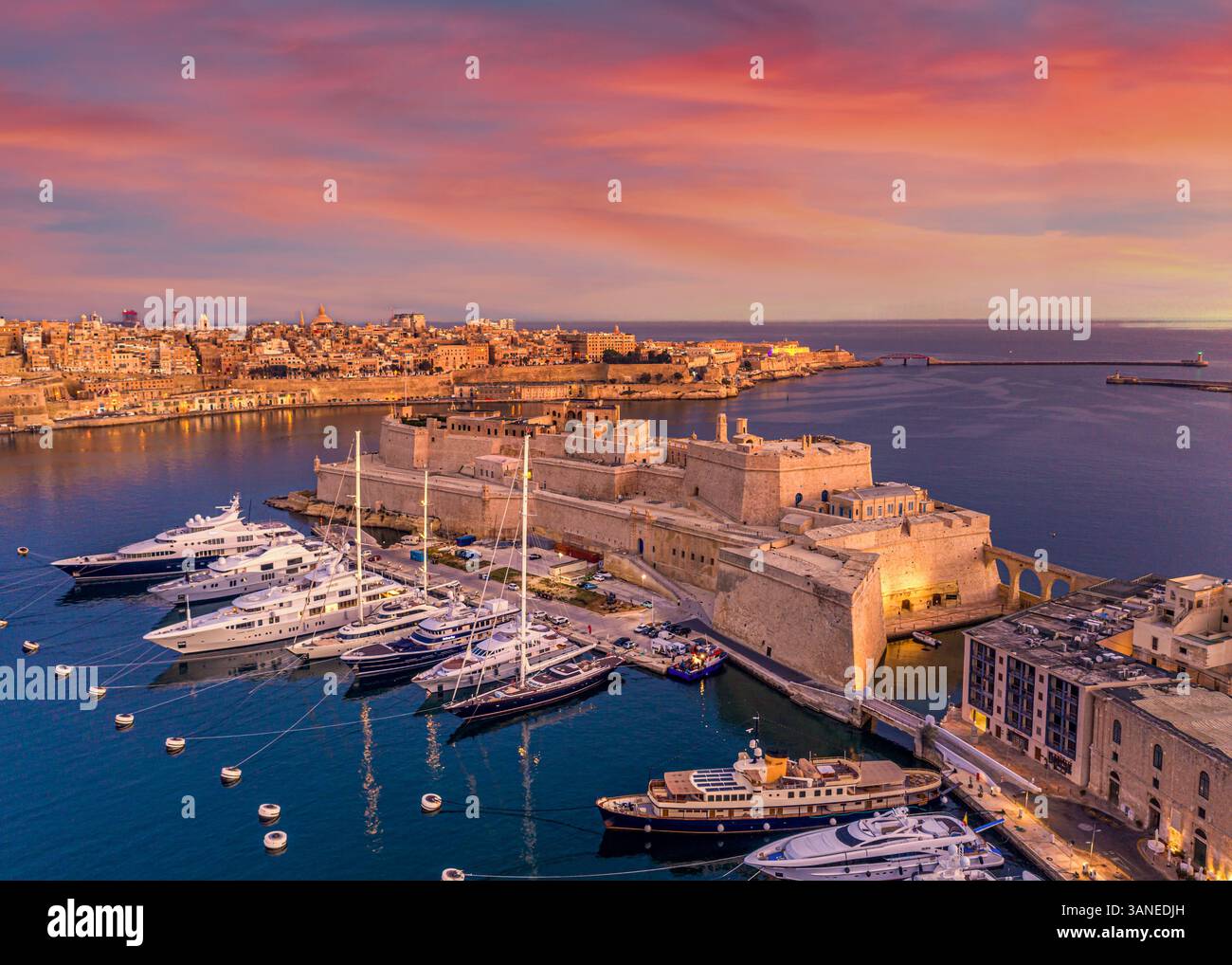 Aus der Vogelperspektive der Yatch vor Anker in der Nähe von Fort St. Angelo, Malta. Stockfoto