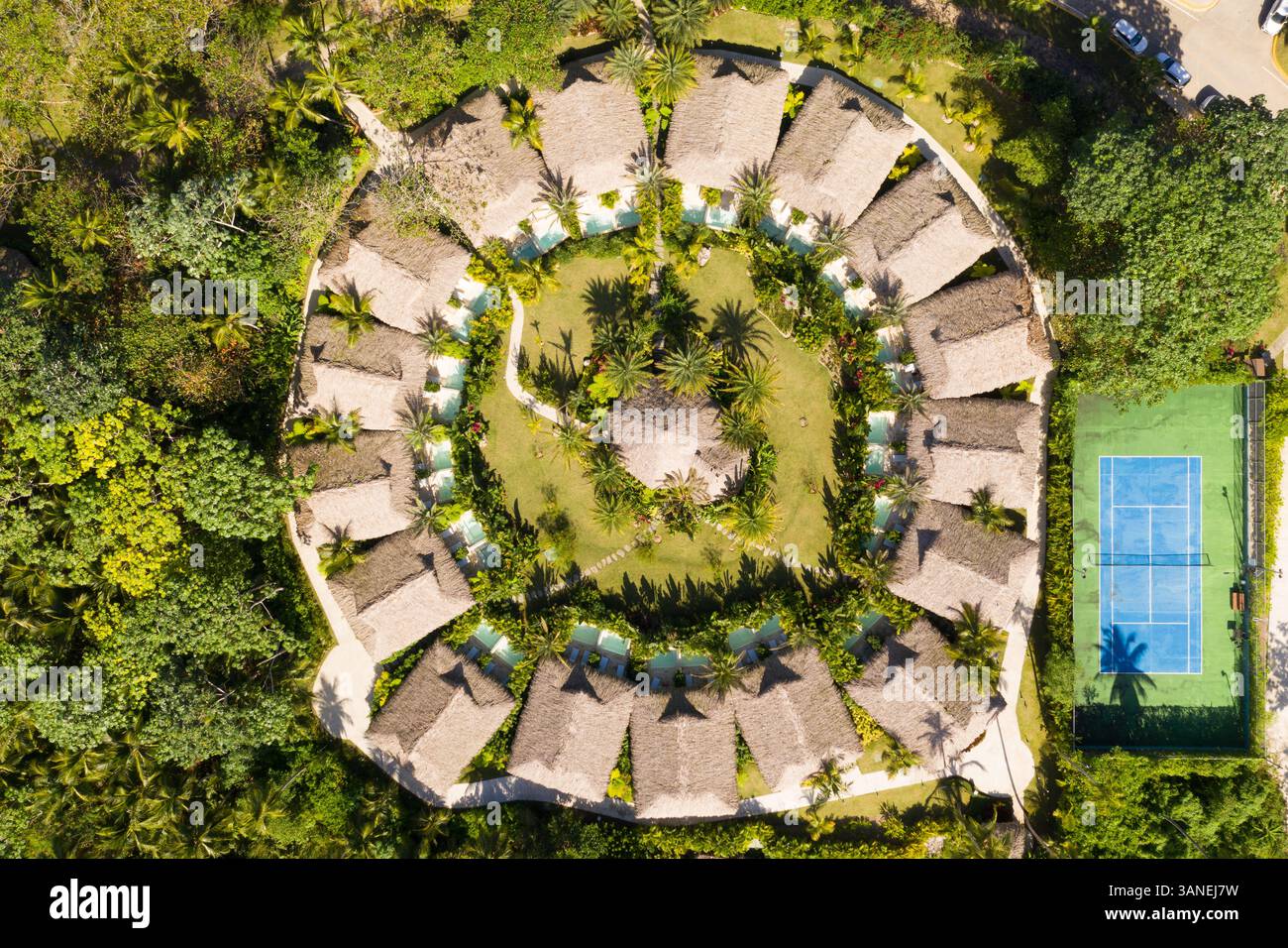 Blick aus der Vogelperspektive auf das kreisförmige Luxusresort mit Swimmingpools in der Dominikanischen Republik. Stockfoto