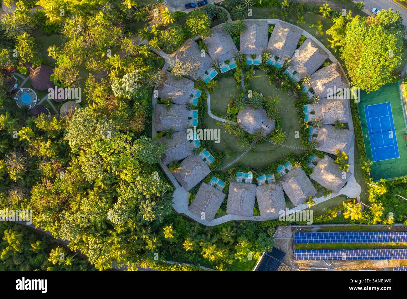 Blick aus der Vogelperspektive auf das kreisförmige Luxusresort mit Swimmingpools in der Dominikanischen Republik. Stockfoto
