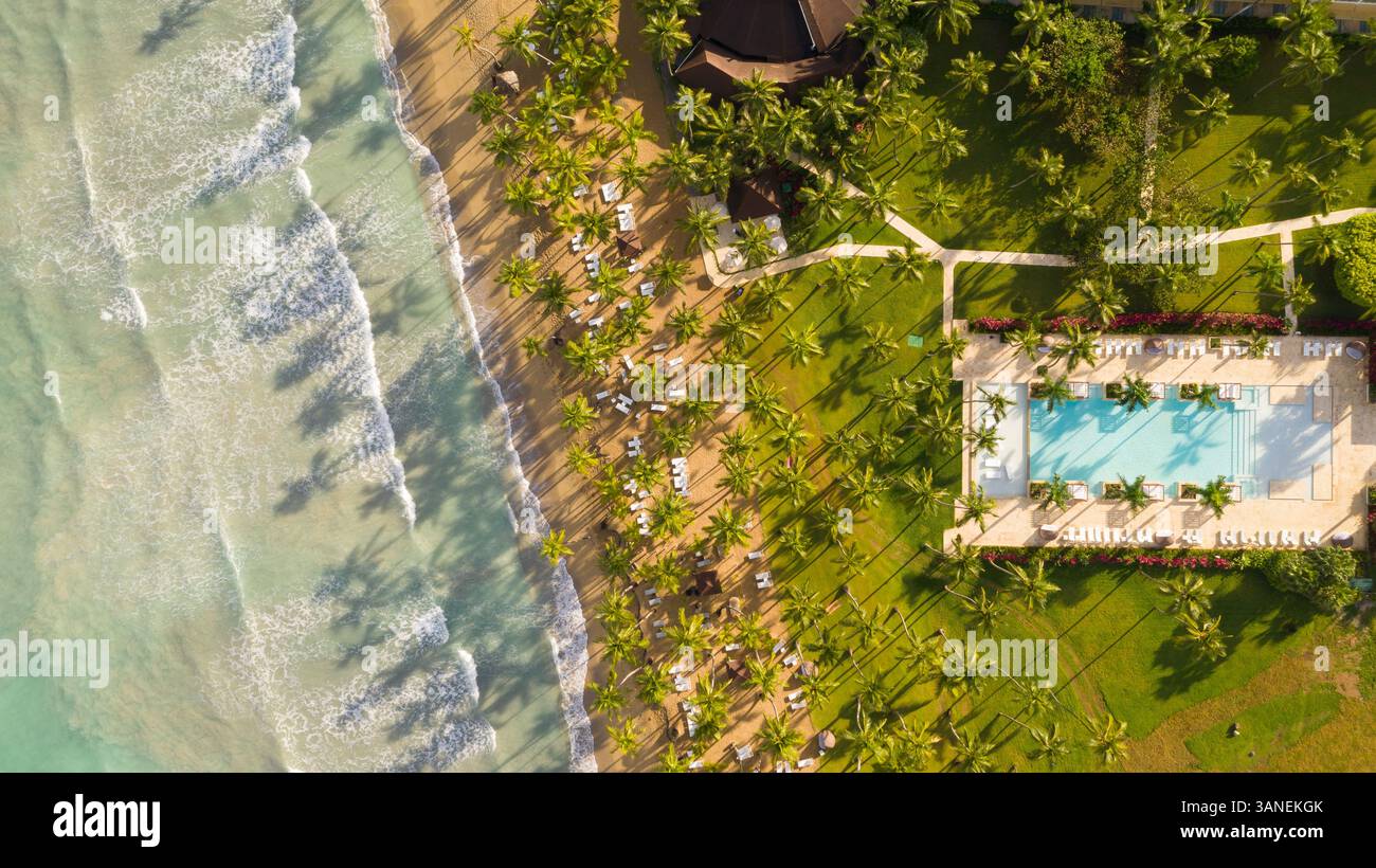 Blick aus der Vogelperspektive auf den Swimmingpool am tropischen Strand in der Dominikanischen Republik. Stockfoto