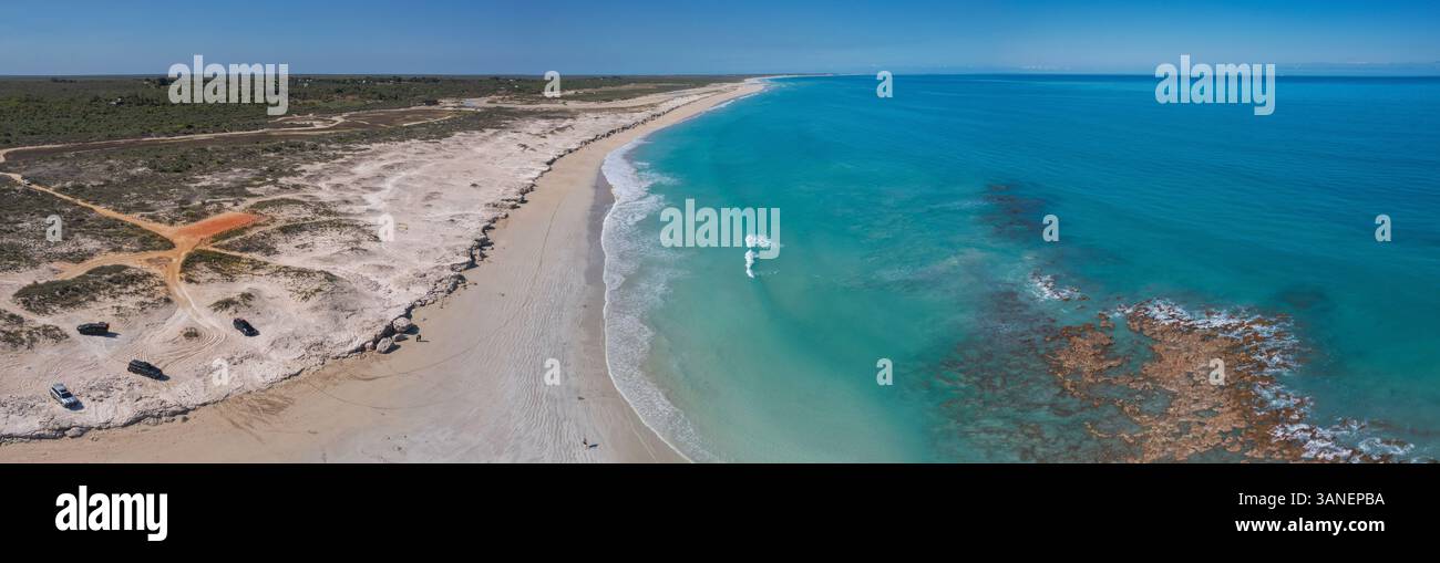 Blick aus der Vogelperspektive auf die wunderschönen Coconut Well Rock Pools mit klarem Wasser und Sandstrand, Broome, Australien. Stockfoto