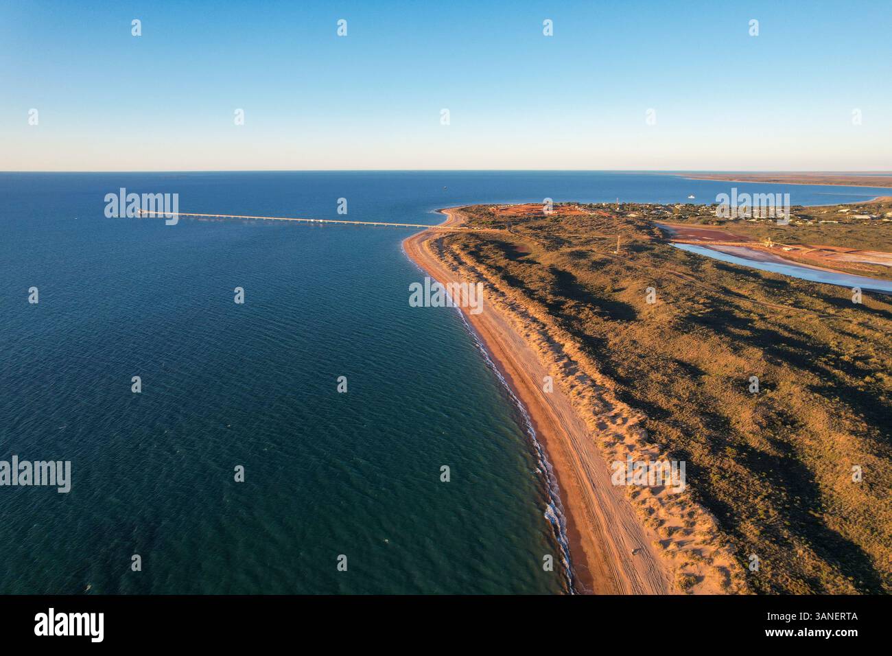 Blick aus der Vogelperspektive auf onslow Sunset Beach mit Salzladesteg und wunderschöner Küste, onslow, West australia. Stockfoto